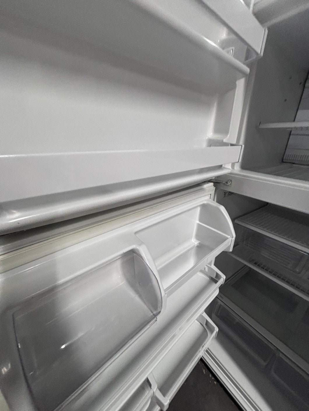 >Whirlpool 30” top freezer refrigerator in white color -used refurbished 30’ #RF318CB