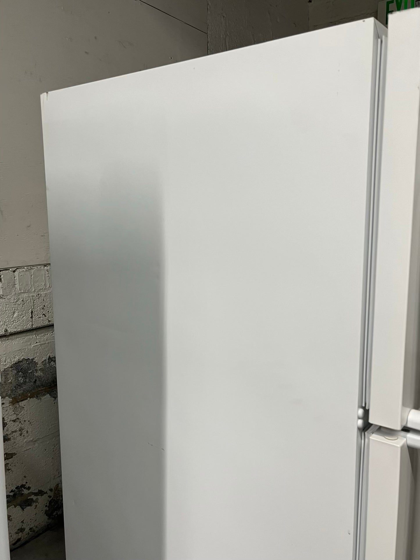 - Whirlpool top freezer refrigerator in white no ice maker used refurbished 30" #RF889JB
