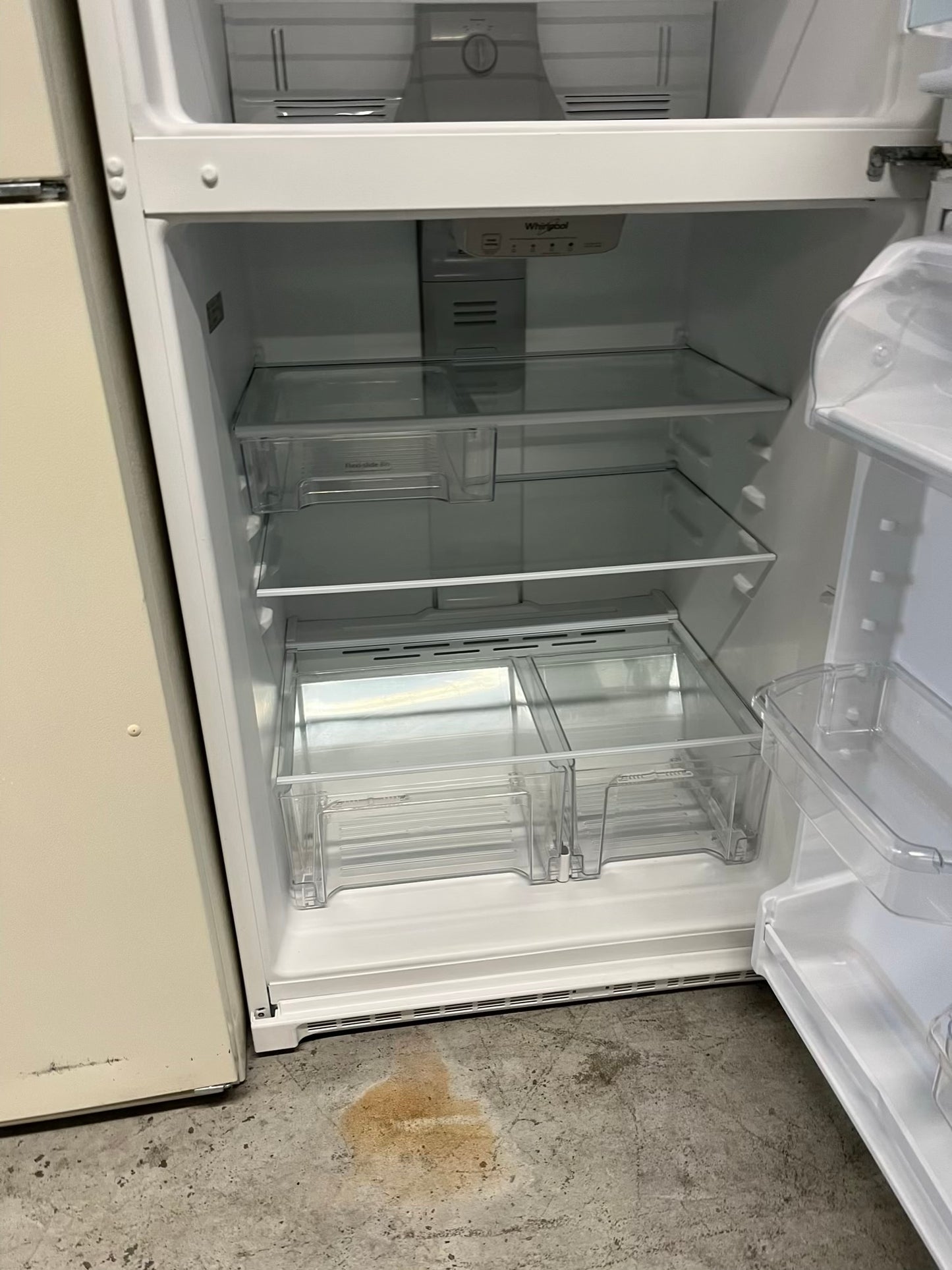 - Whirlpool Top freezer refrigerator in white 33" #RF893XB in Refurbished