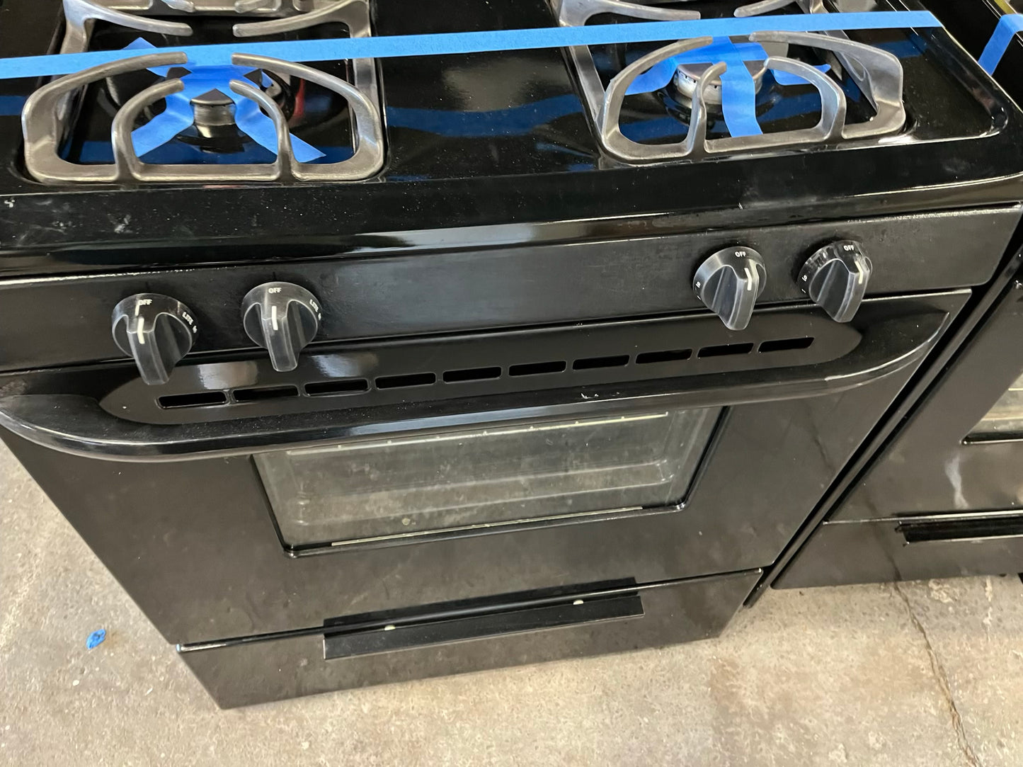 - Frigidaire GAS range black 4 burner bake broil self clean 30” item number #GR505DB