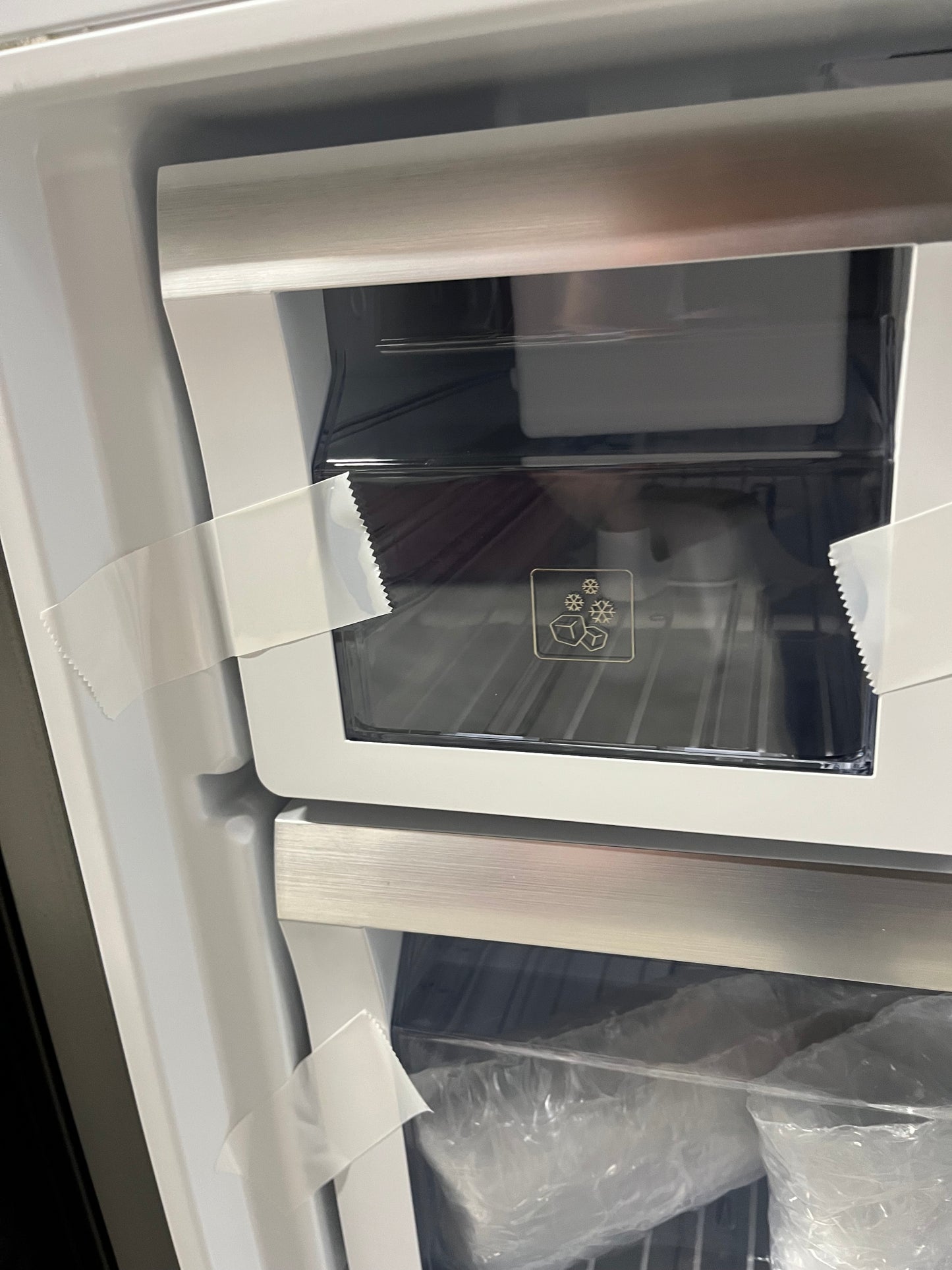 Open Box 📦 Bloomberg Bottom freezer Refrigerator stainless steel w/ice maker Item number #RF636VB-TR 29” in
