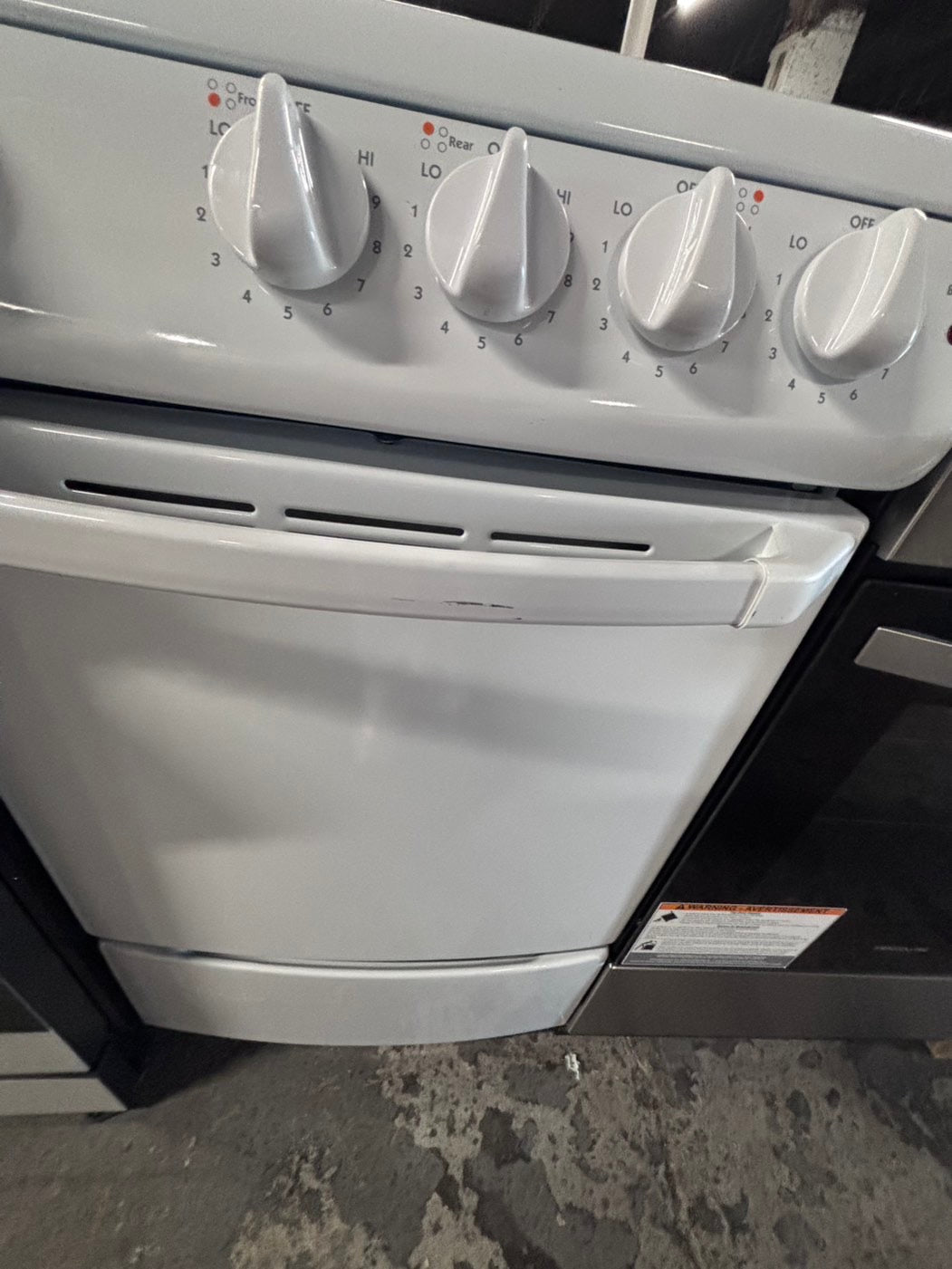 >Hotpoint electric range Top coil white with broil 20” #ER22BL