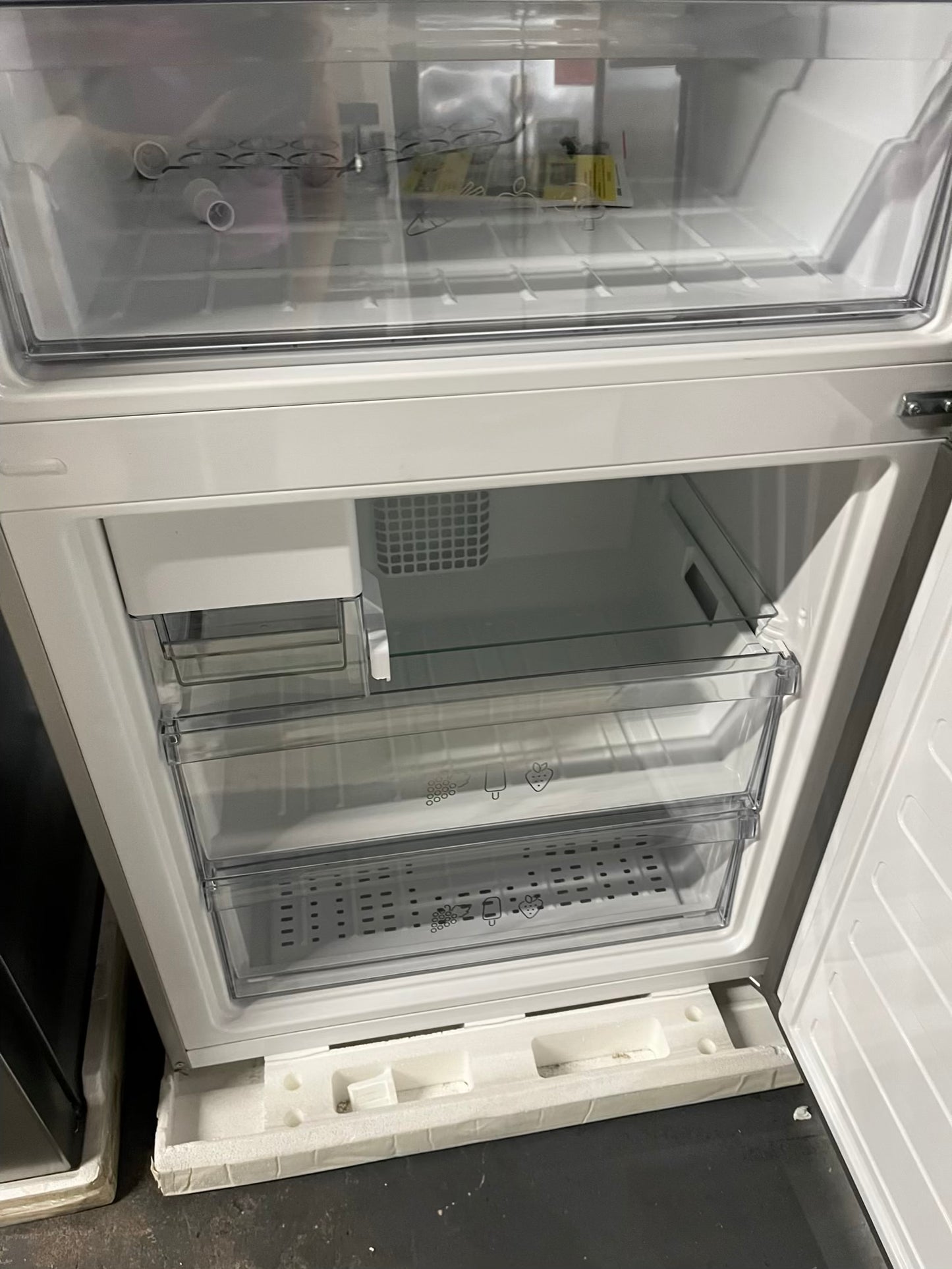 Open Box 📦 Bloomberg Bottom freezer Refrigerator stainless steel w/ice maker Item number #RF645EB 27 1/2” in
