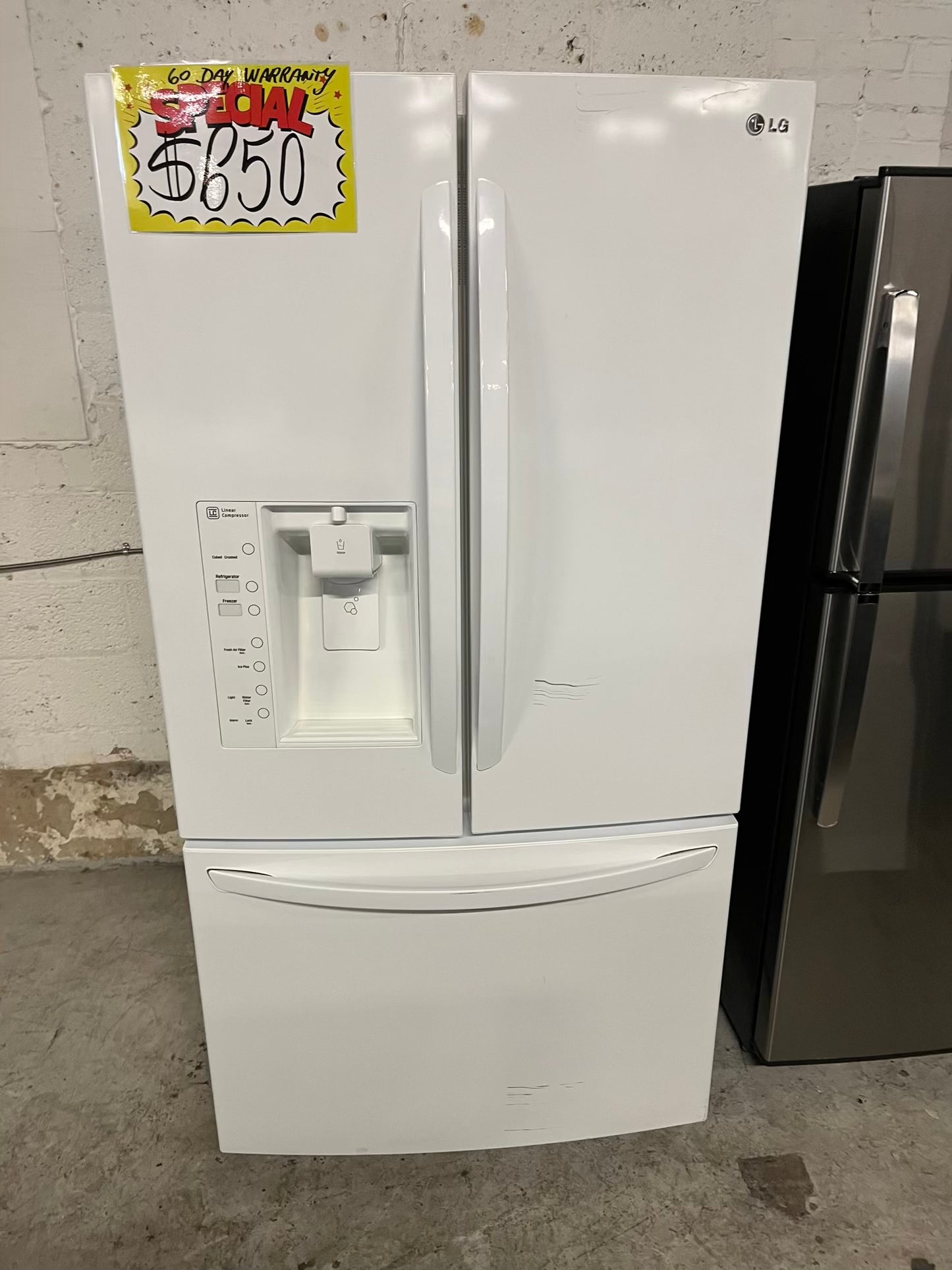- LG French door Refrigerator in white w/ ice water dispenser 36" #RF518BB