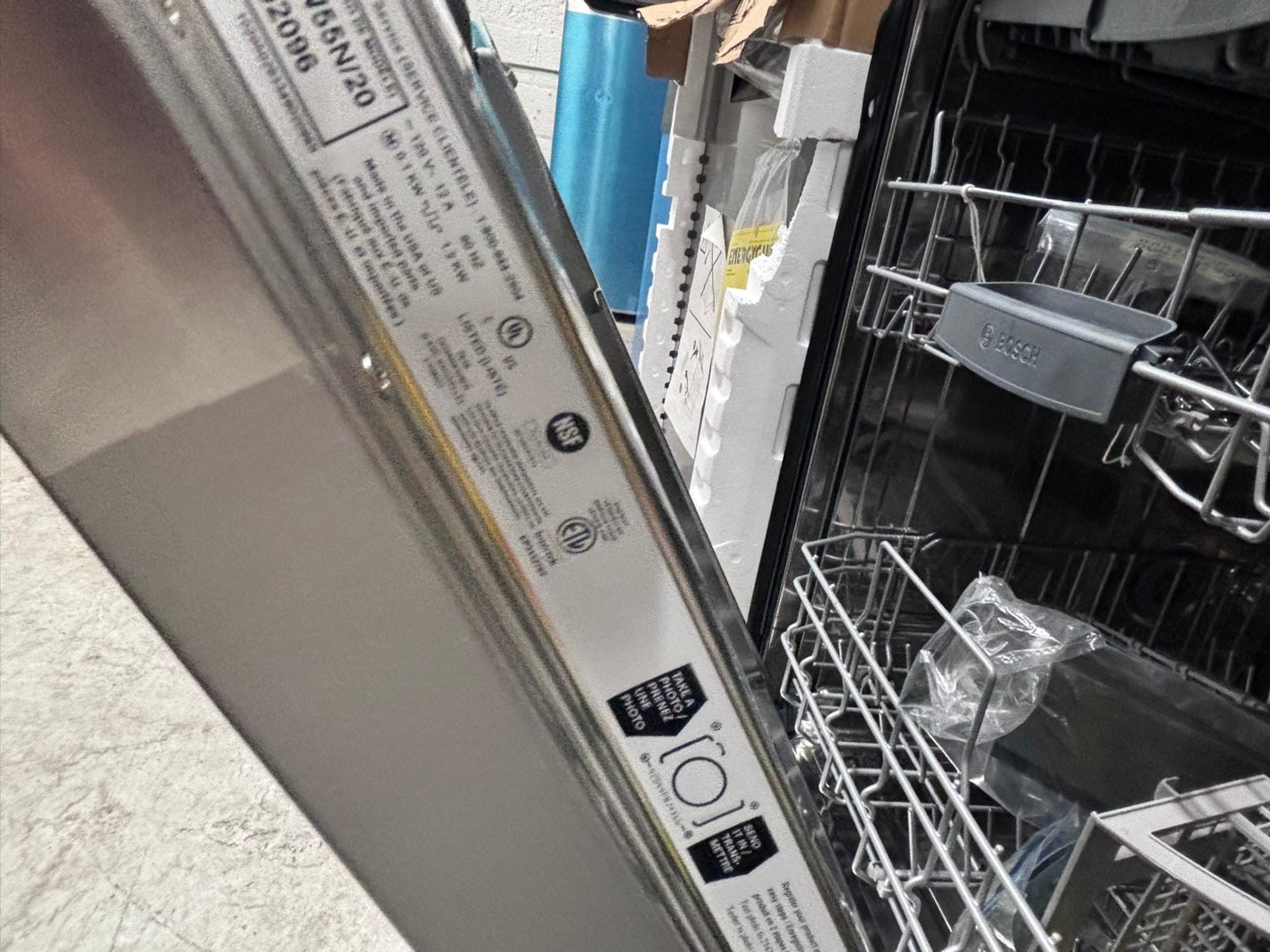 >Bosch 300 Front Control 24-in Built-In Dishwasher With Third Rack (Stainless Steel) ENERGY STAR, 44-dBA Stock number #DW4H3B