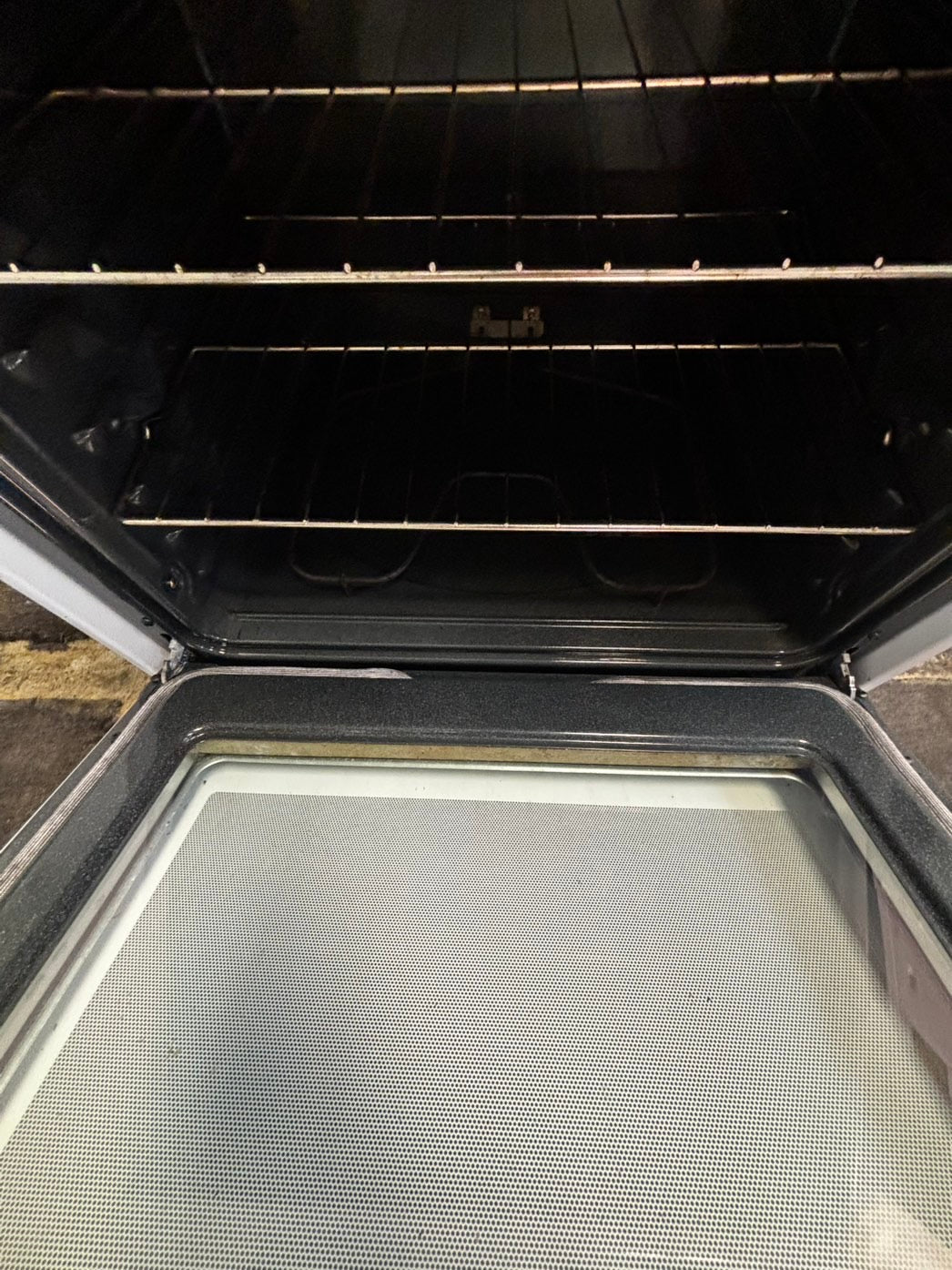GE electric 220v range 4 burner bake broll hi/lo self clean white 30" Used Refurbished #ESG234WL