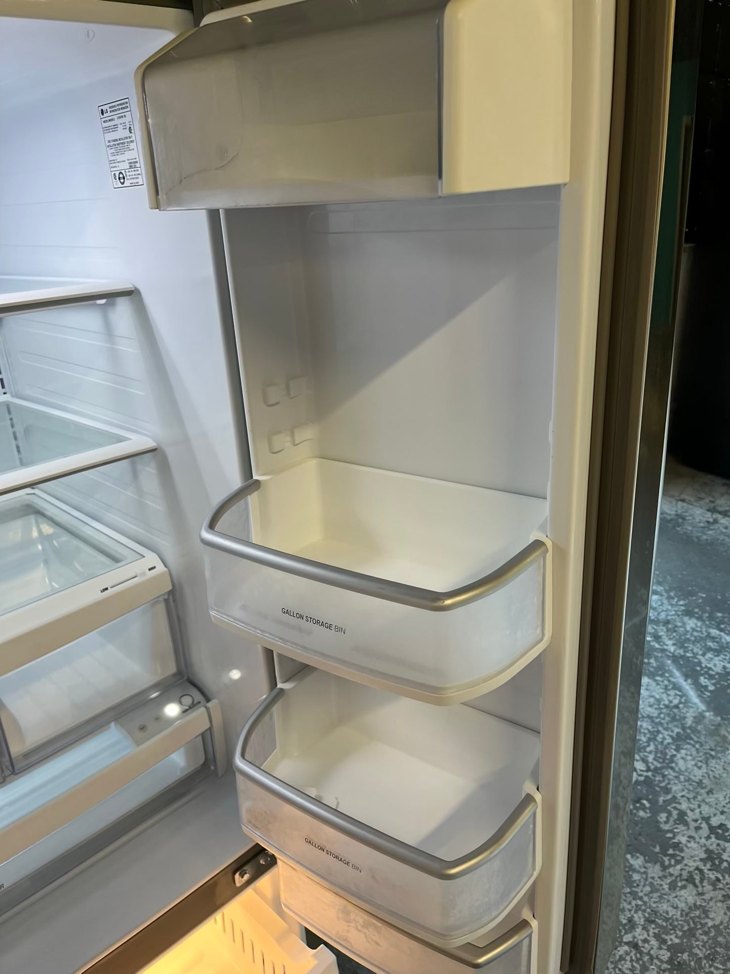 LG french door refrigerator stainless steel w/water & ice dispenser 33" ITEM #RF200NB