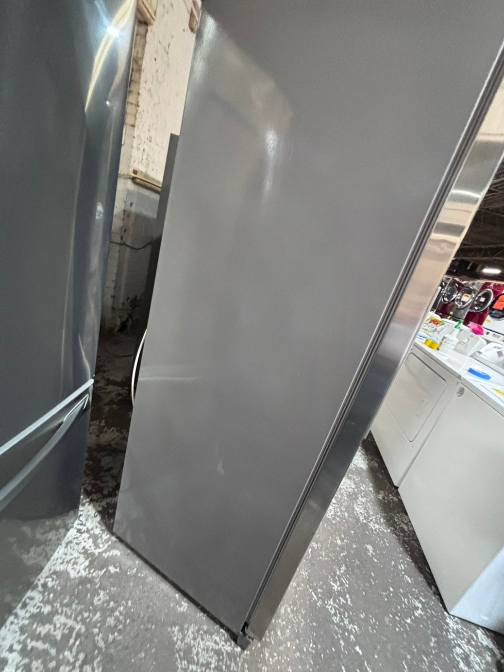 >*36”Bosch counter depth side by side doors fridge stainless steel color (ice maker doesn’t work) only water 💦 dispenser works !doesn’t affect on the others functions. 36” #BS41VWB