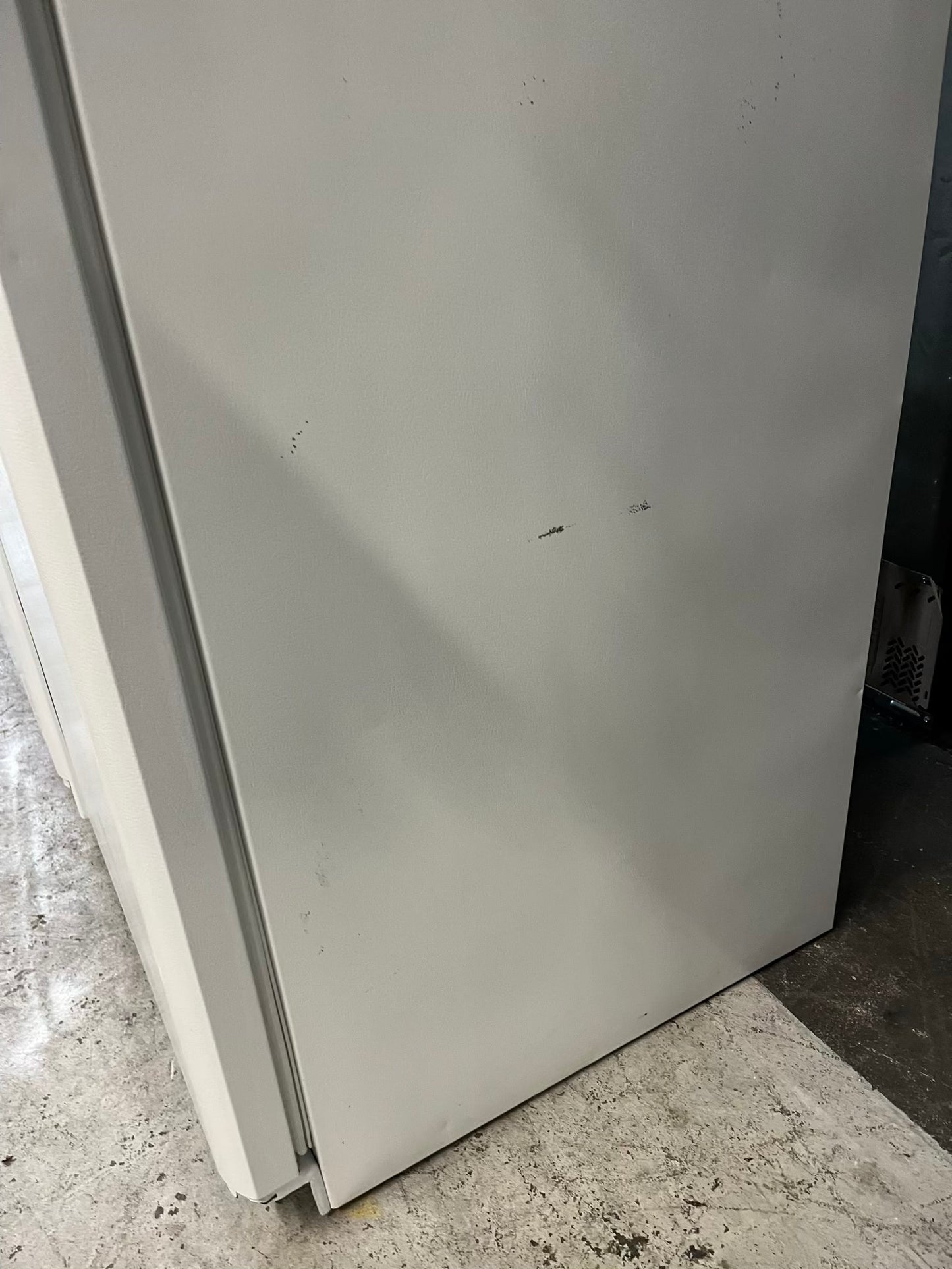 - Kenmore top freezer refrigerator in white 30" ITEM #RF307RB