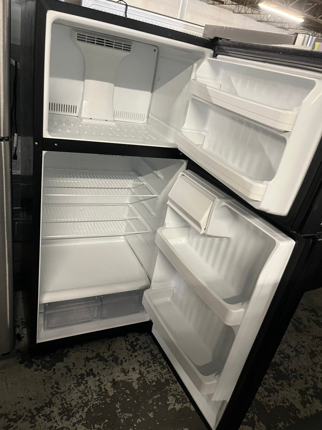 🎉🥳= Frigidaire 30”18cu.ft -top freezer refrigerator black 30” used refurbished 30” #RFJ28B