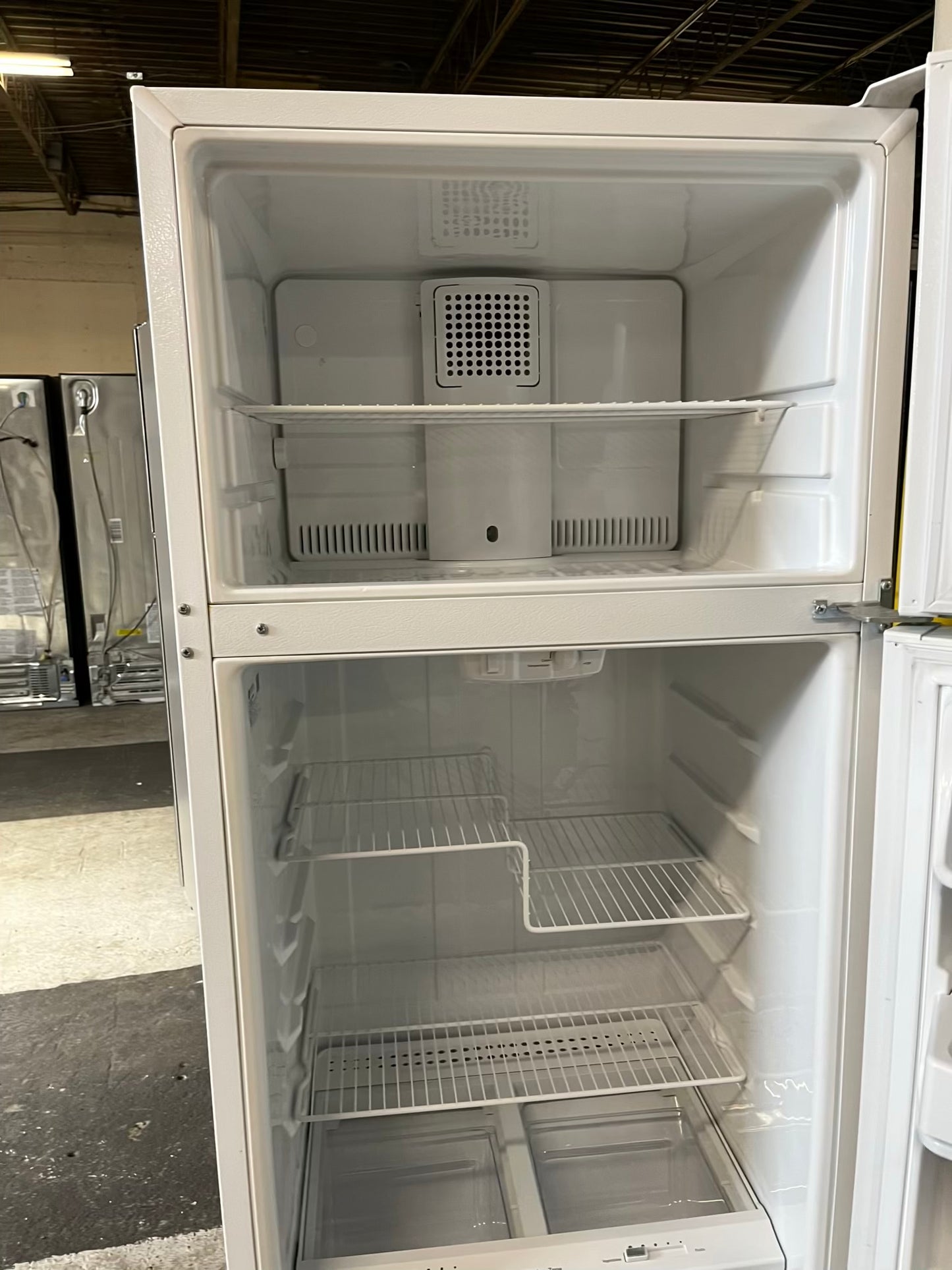 - GE top freezer refrigerator in white 28" ITEM #RF308TB