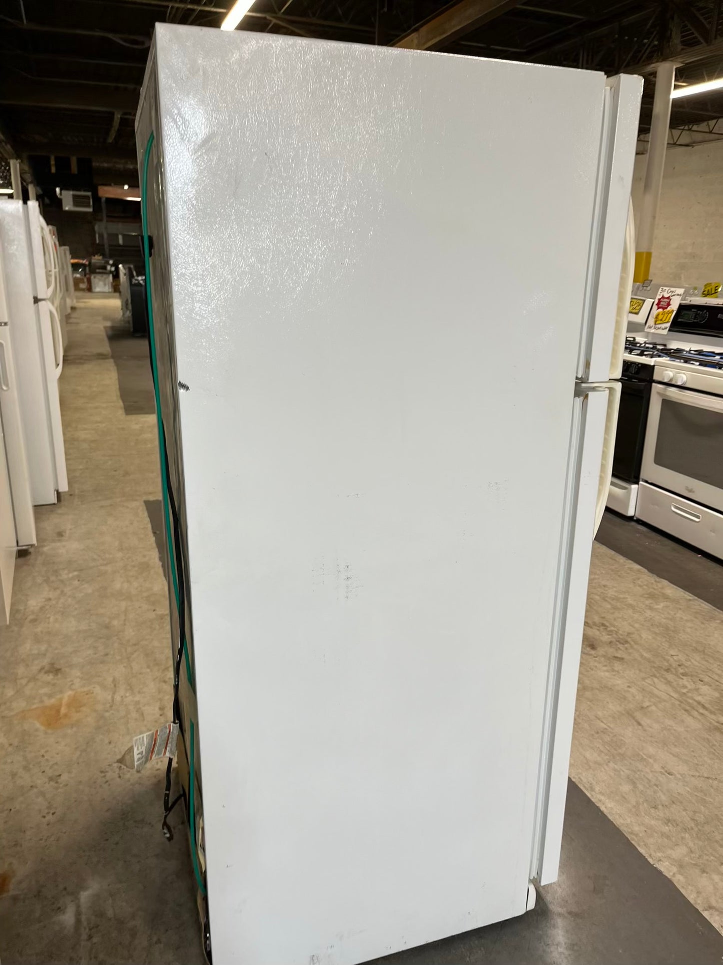 - Kenmore top freezer refrigerator in white 30" ITEM #RF307RB