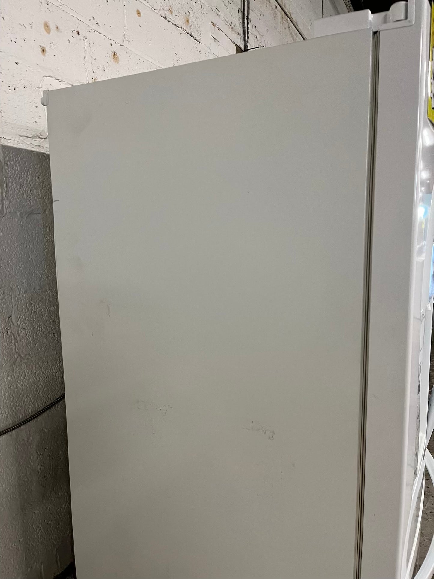 - LG French door Refrigerator in white w/ ice water dispenser 36" #RF518BB