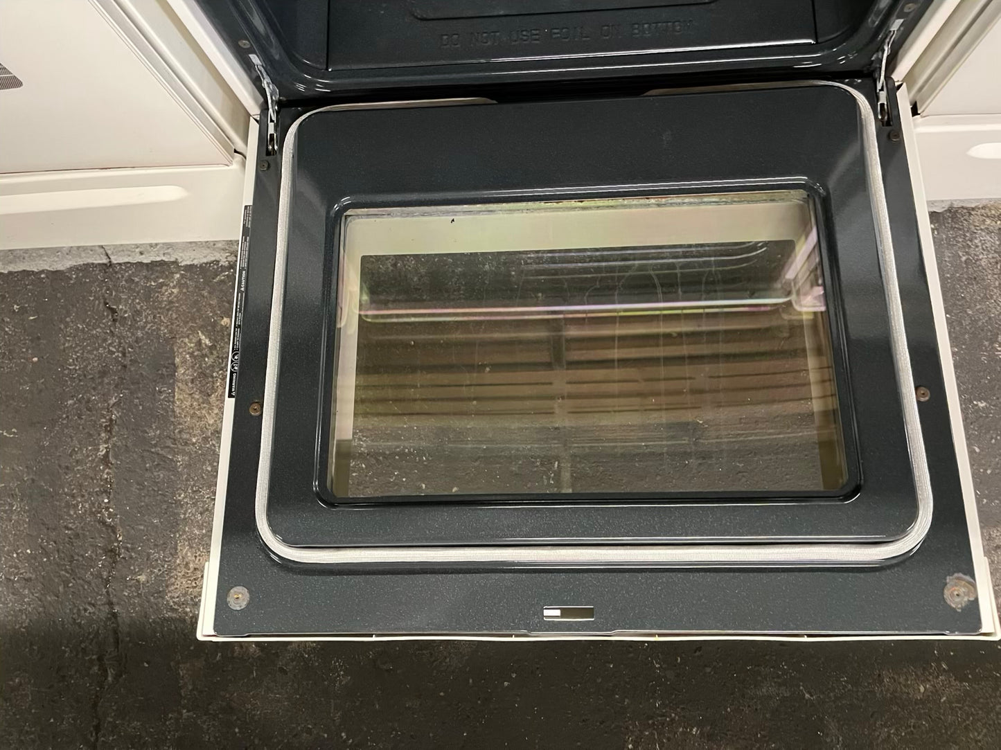 Frigidaire electric range 220v 4 burner bake broil in off white Refurbished 30" #ER181UB