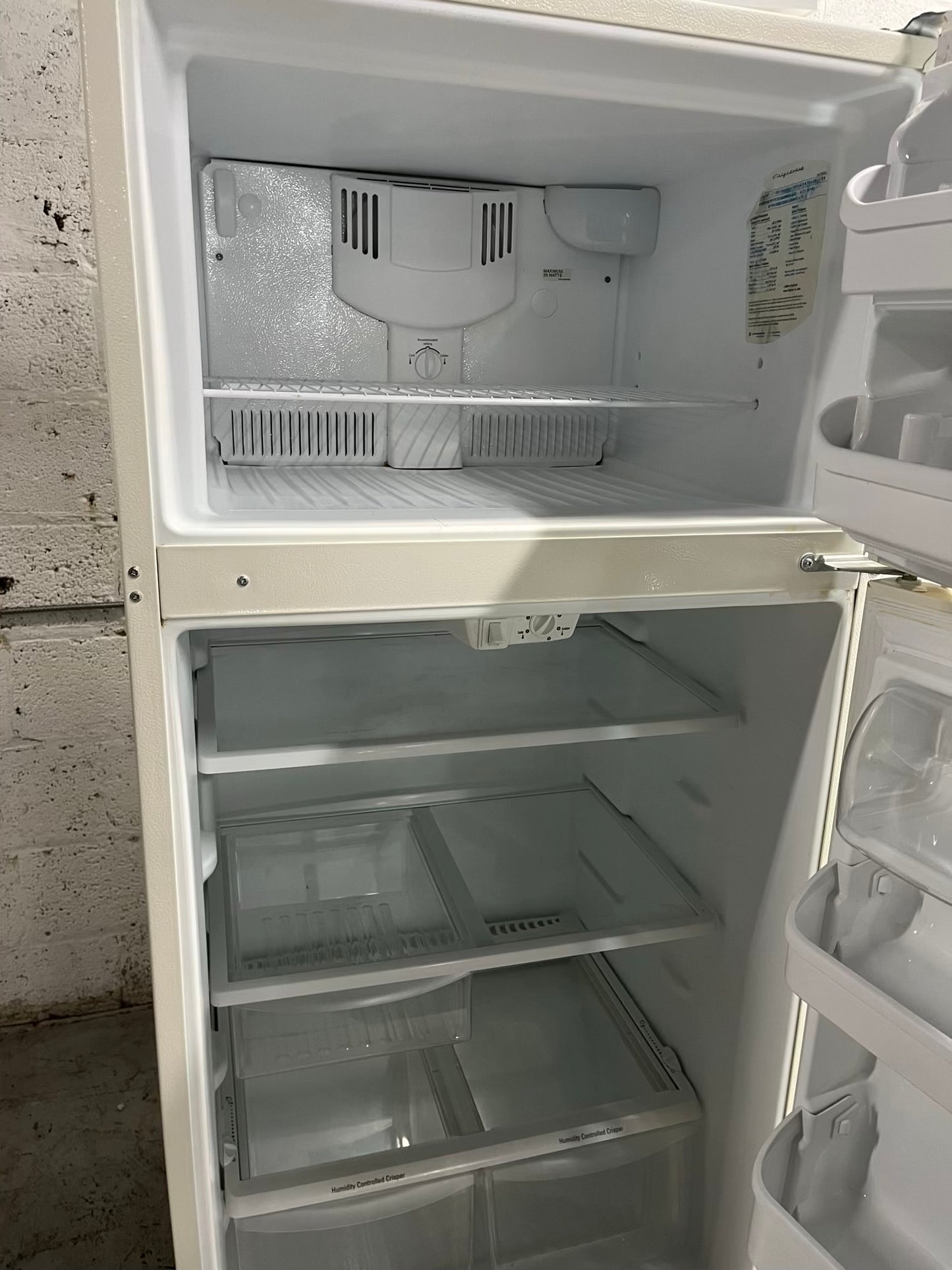 - Hotpoint top freezer refrigerator in white no ice maker 30" #RF903SB