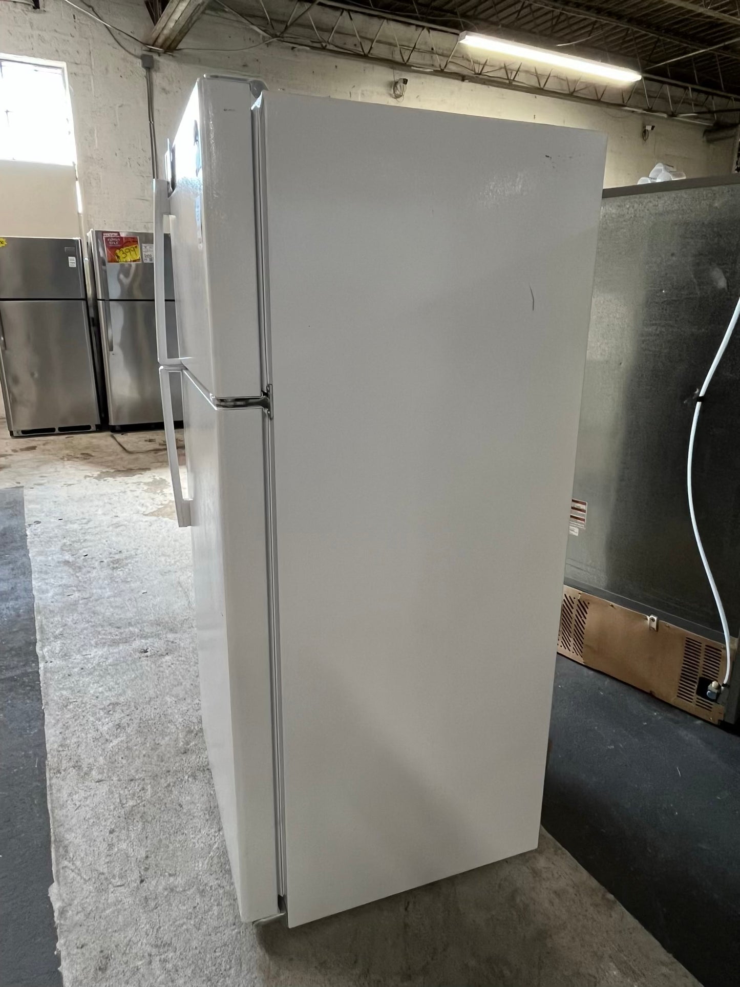 - GE top freezer refrigerator in white 28" ITEM #RF308TB