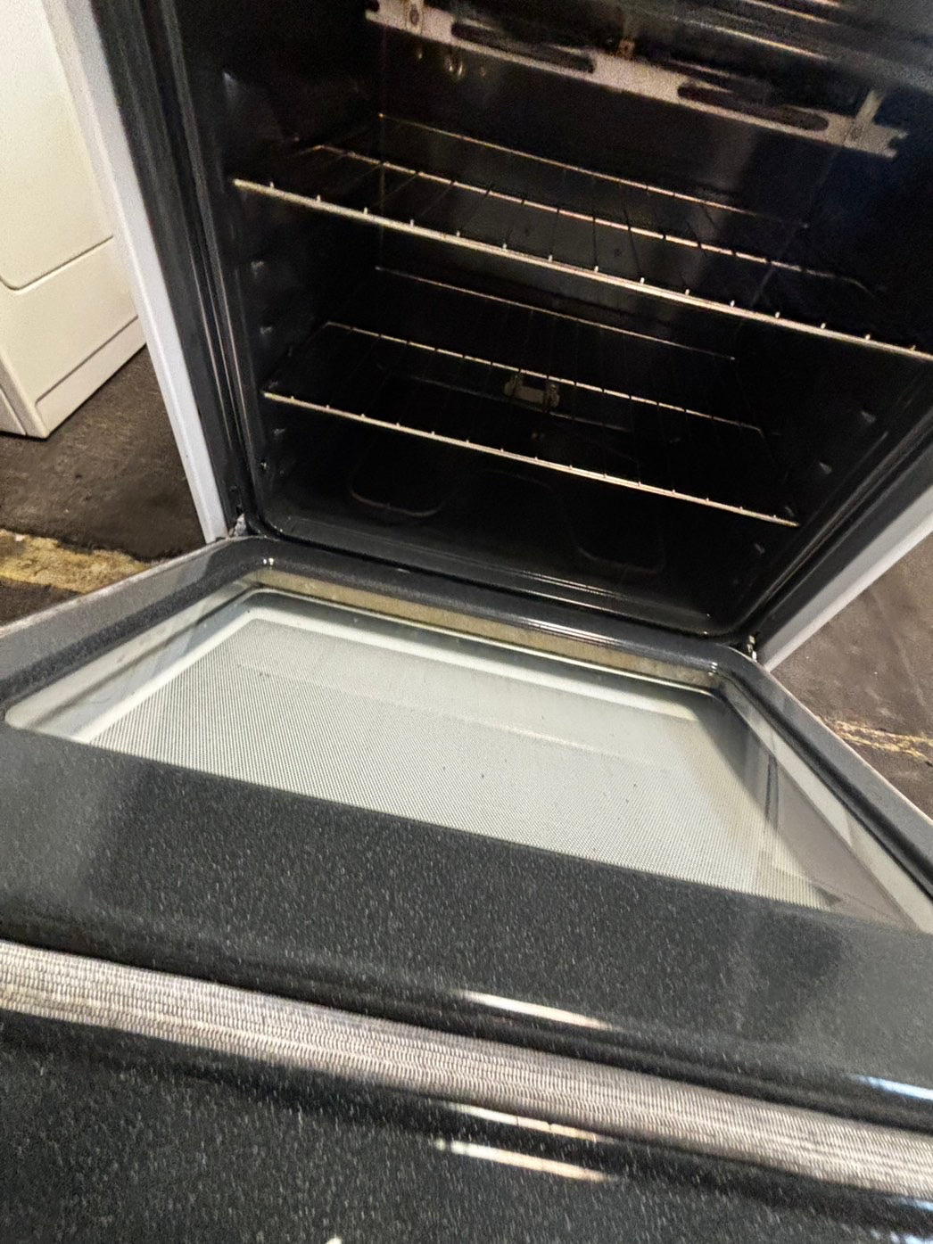 GE electric 220v range 4 burner bake broll hi/lo self clean white 30" Used Refurbished #ESG234WL