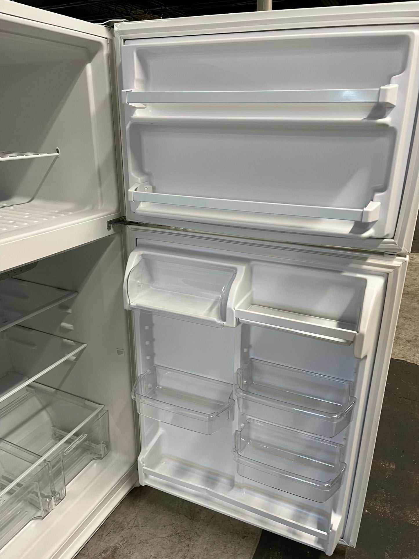 - Whirlpool Top freezer refrigerator in white 33" #RF893XB in Refurbished