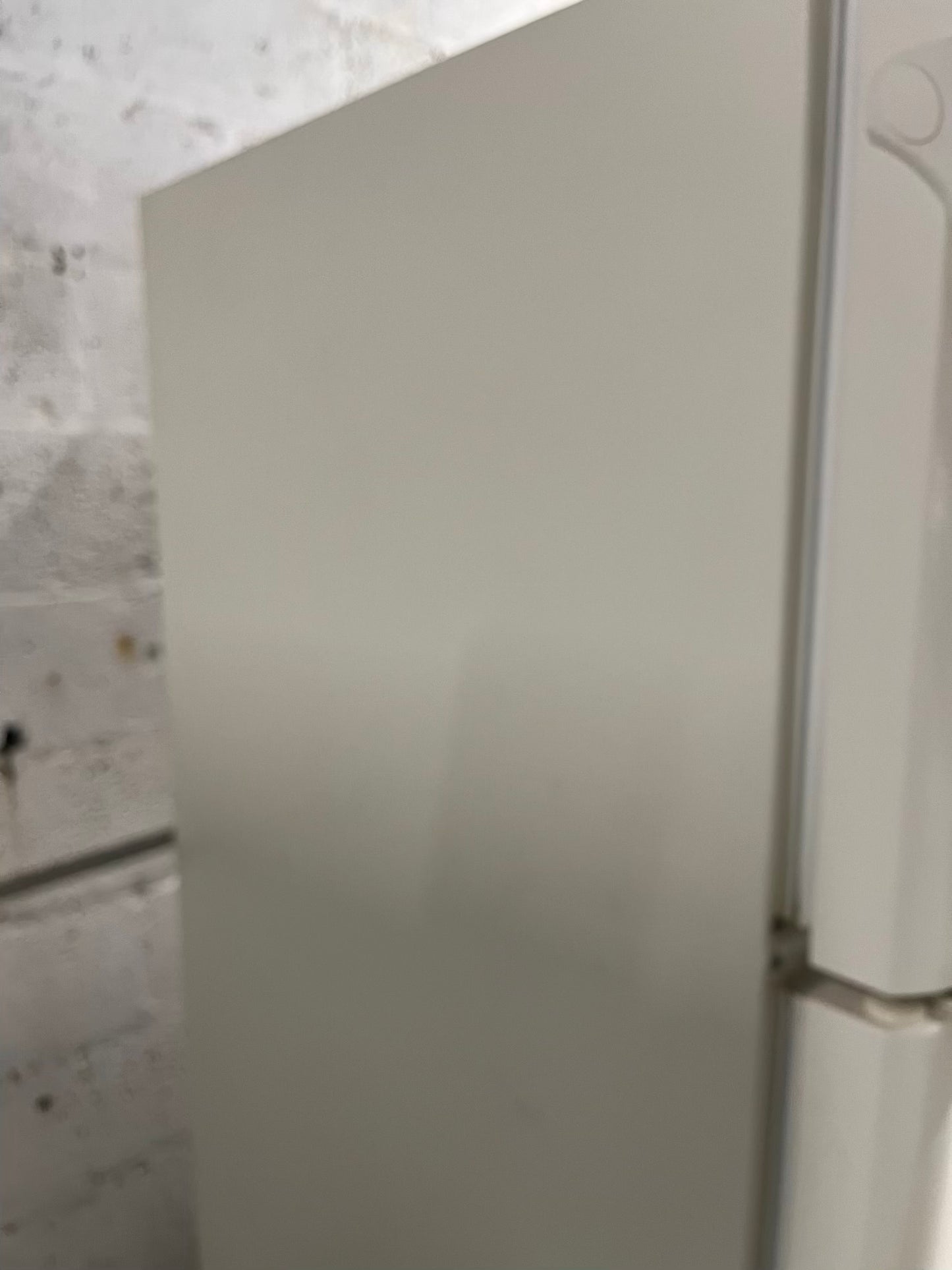 - Hotpoint top freezer refrigerator in white no ice maker 30" #RF903SB