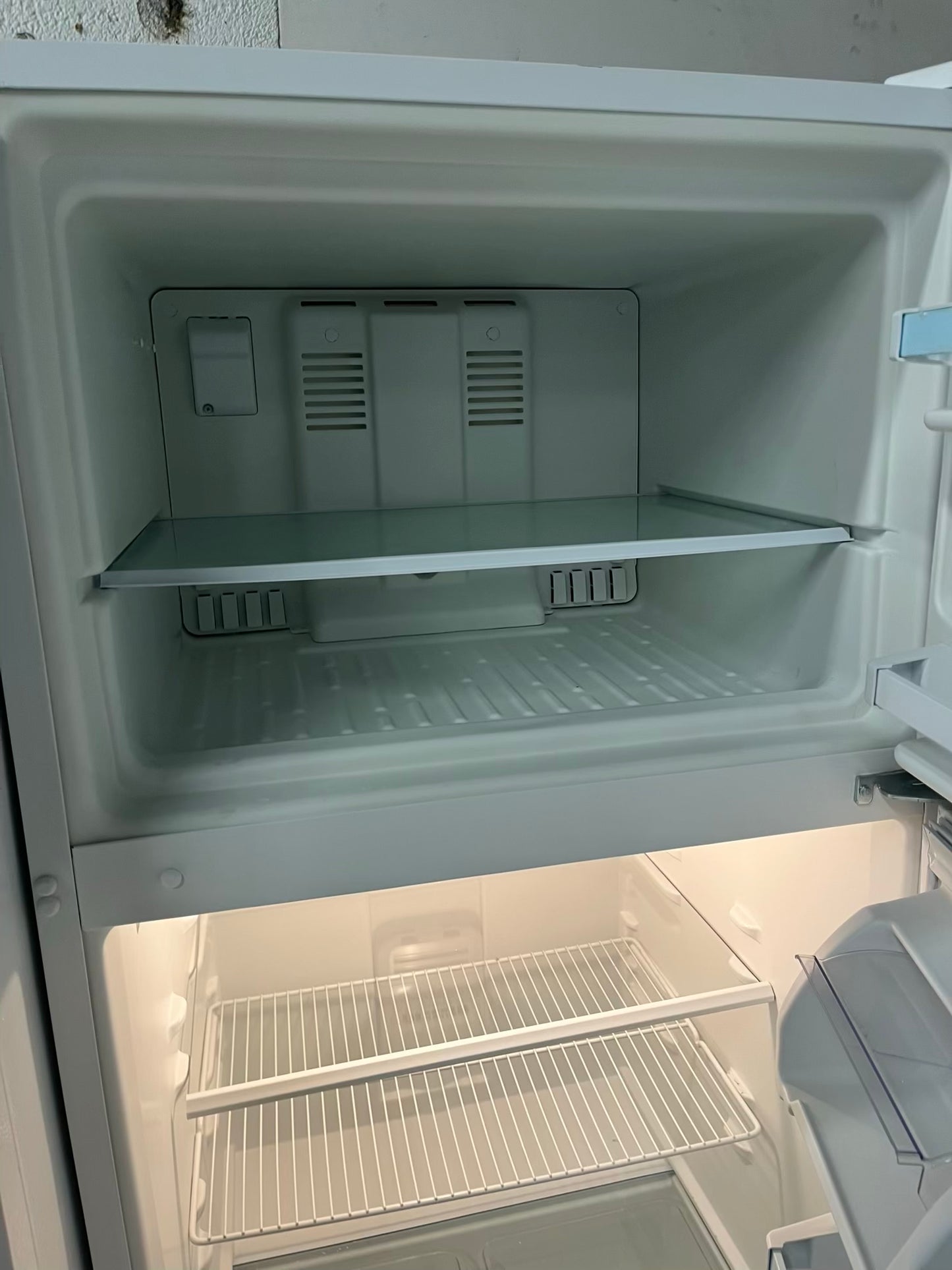 - Whirlpool top freezer refrigerator in white no ice maker used refurbished 30" #RF889JB