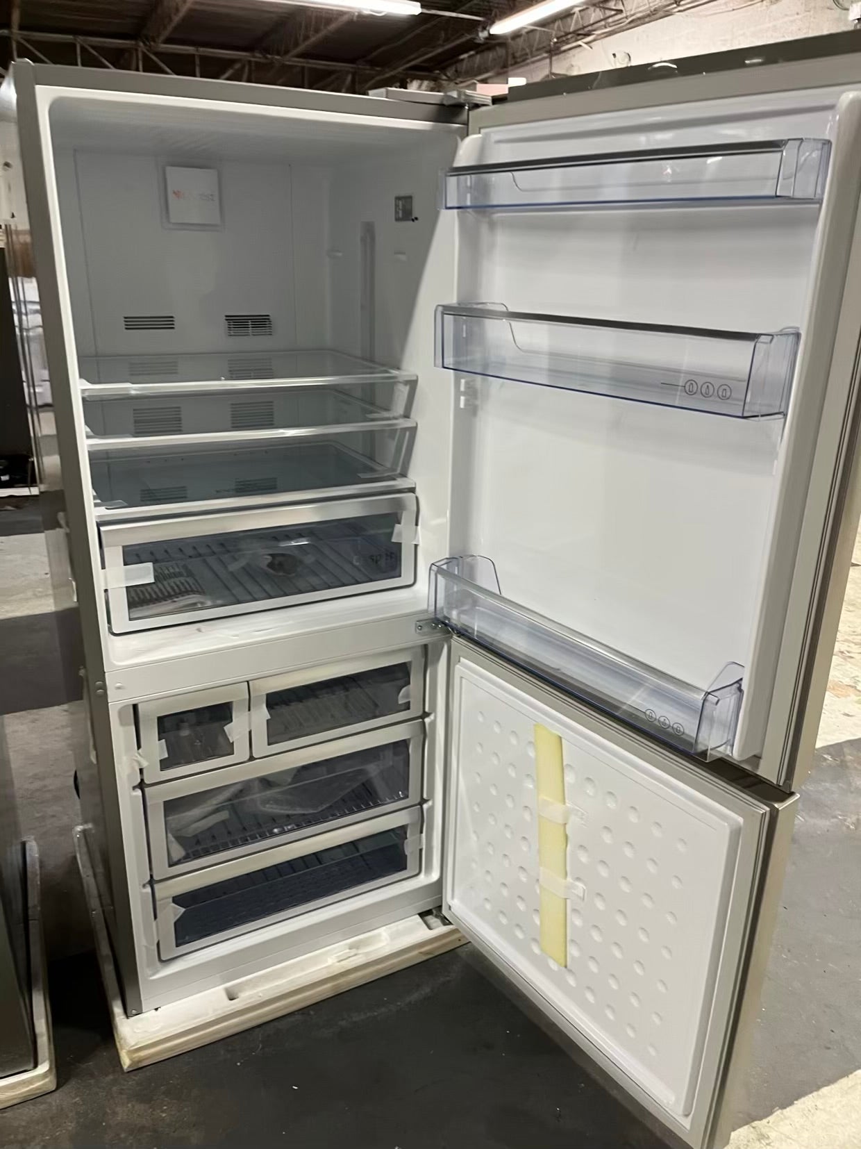 Open Box Beko bottom freezer refrigerator stainless steel w/ ice maker 29" #RF495TB