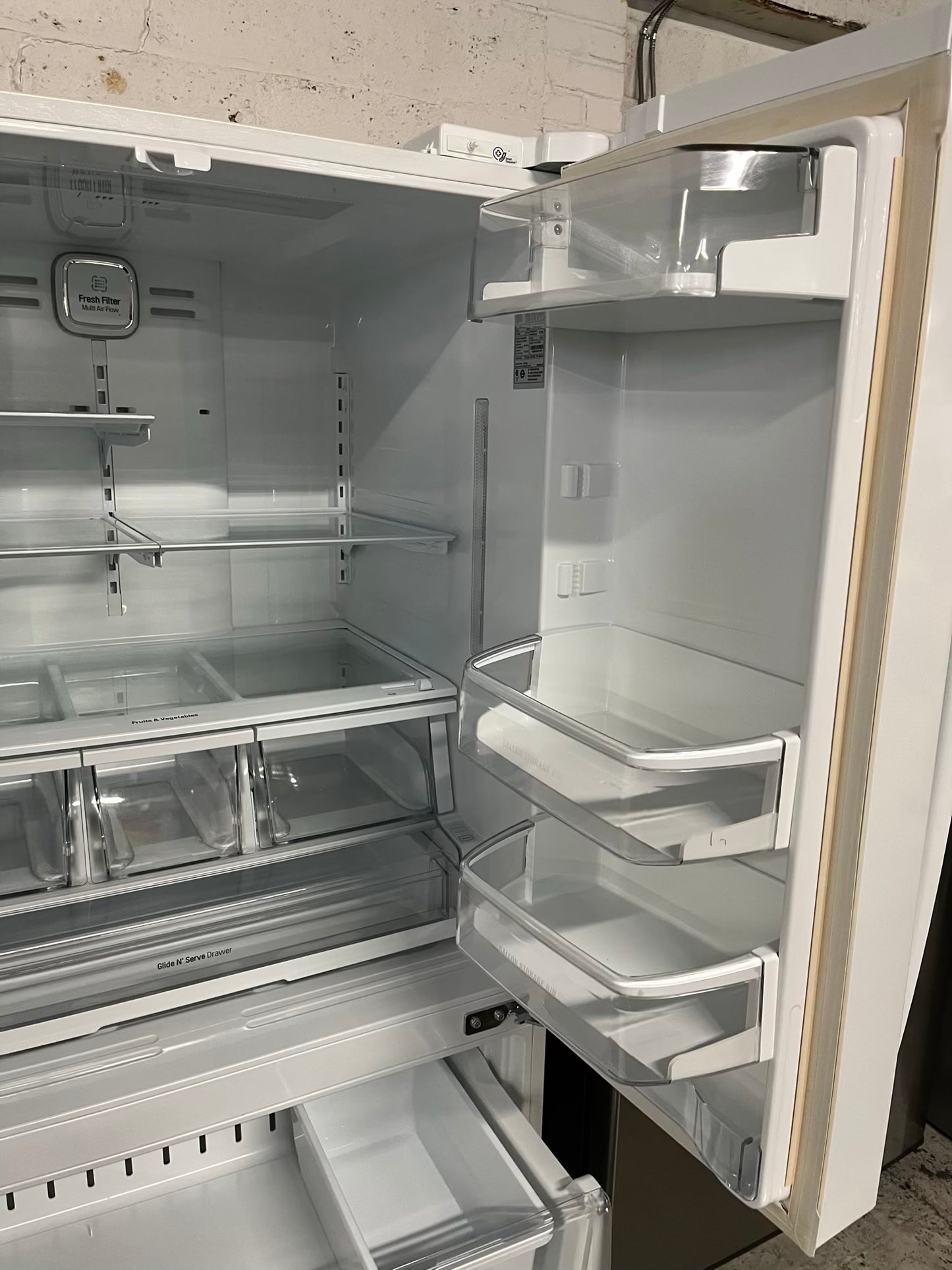 - LG French door Refrigerator in white w/ ice water dispenser 36" #RF518BB