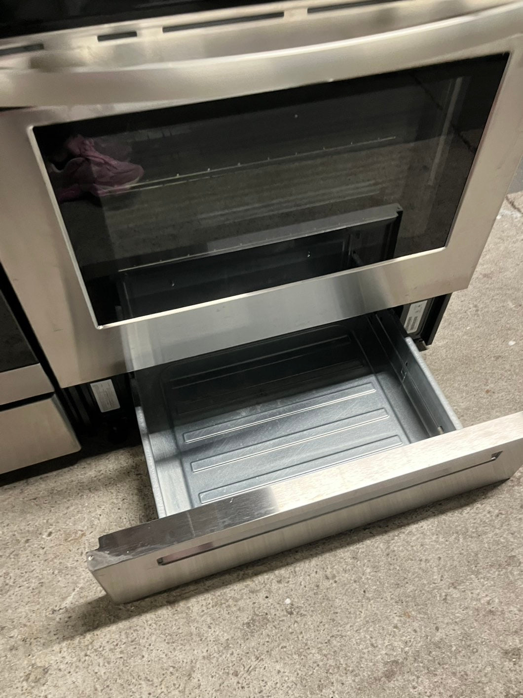 = Frigidaire Gas stove 5 Burner stainless steel broil & bake 30” refurbished #GRFEA23B