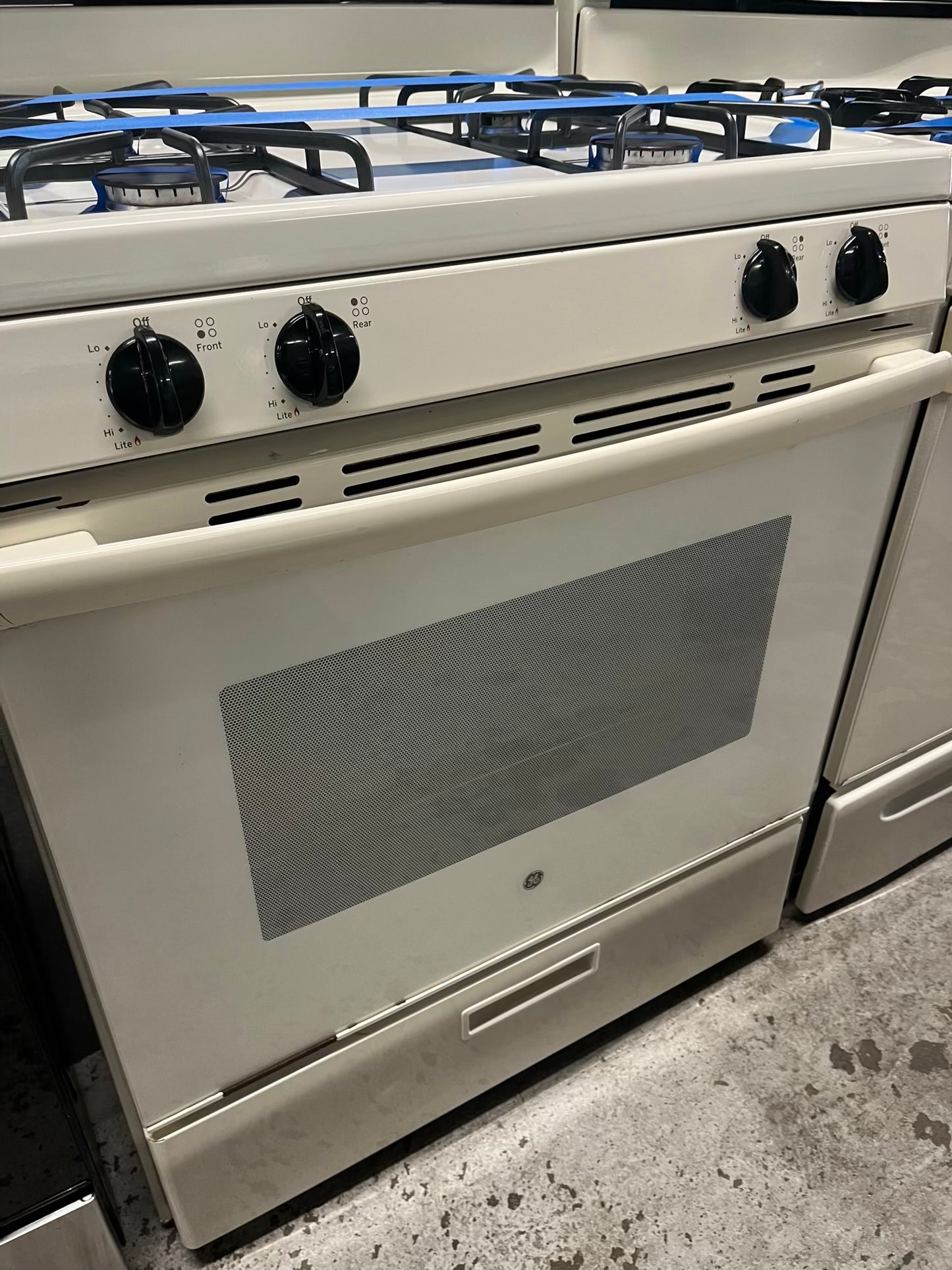 - GE Gas range 4 burner bake broil hi/lo in off white Refurbished 30" #GR235WB