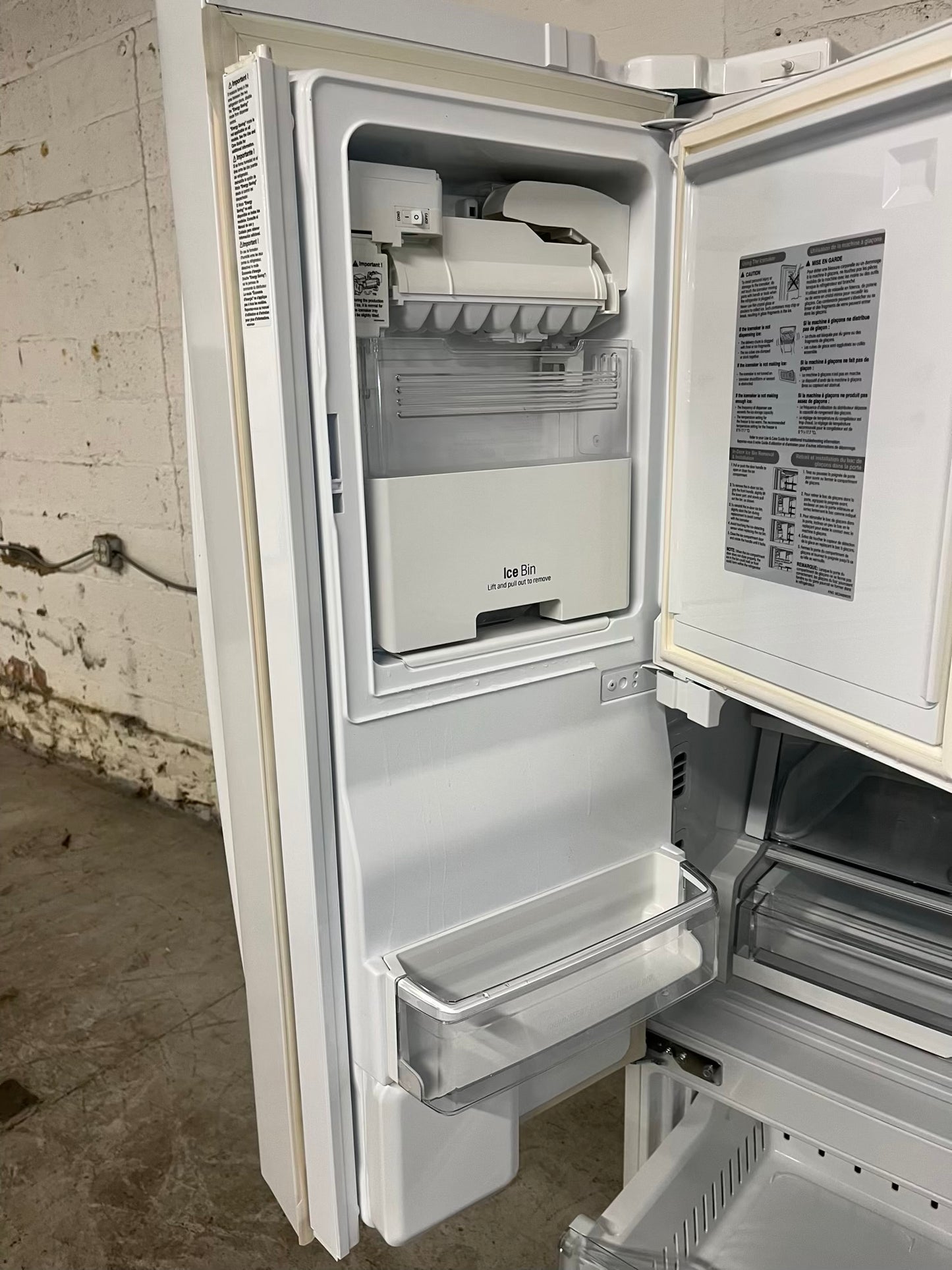 - LG French door Refrigerator in white w/ ice water dispenser 36" #RF518BB