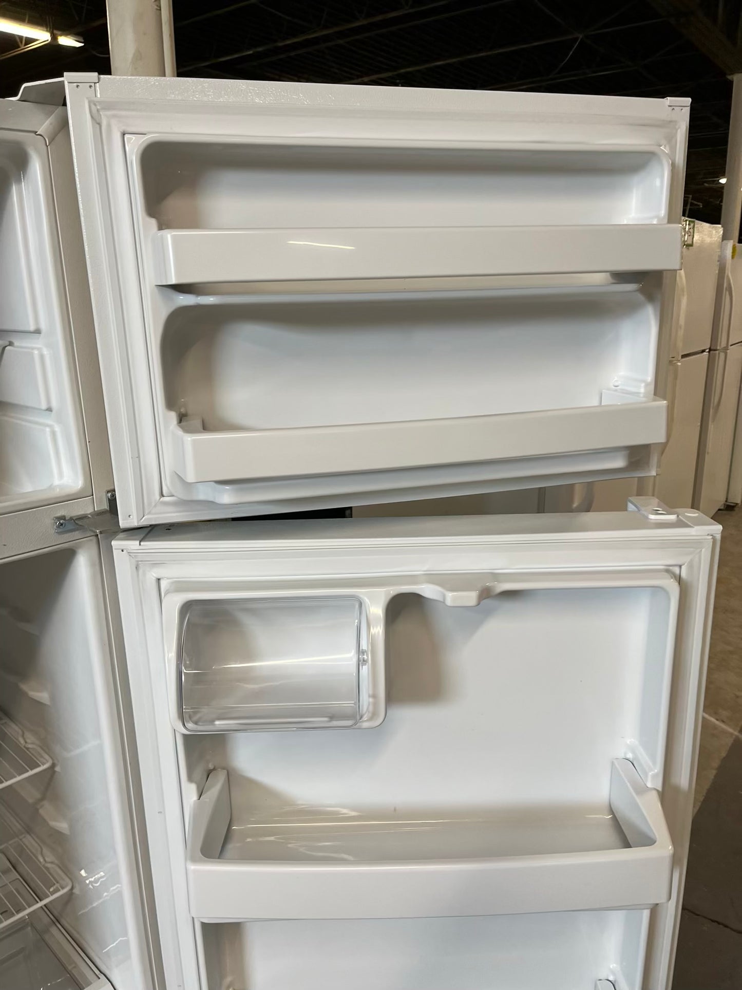 - GE top freezer refrigerator in white 28" ITEM #RF308TB