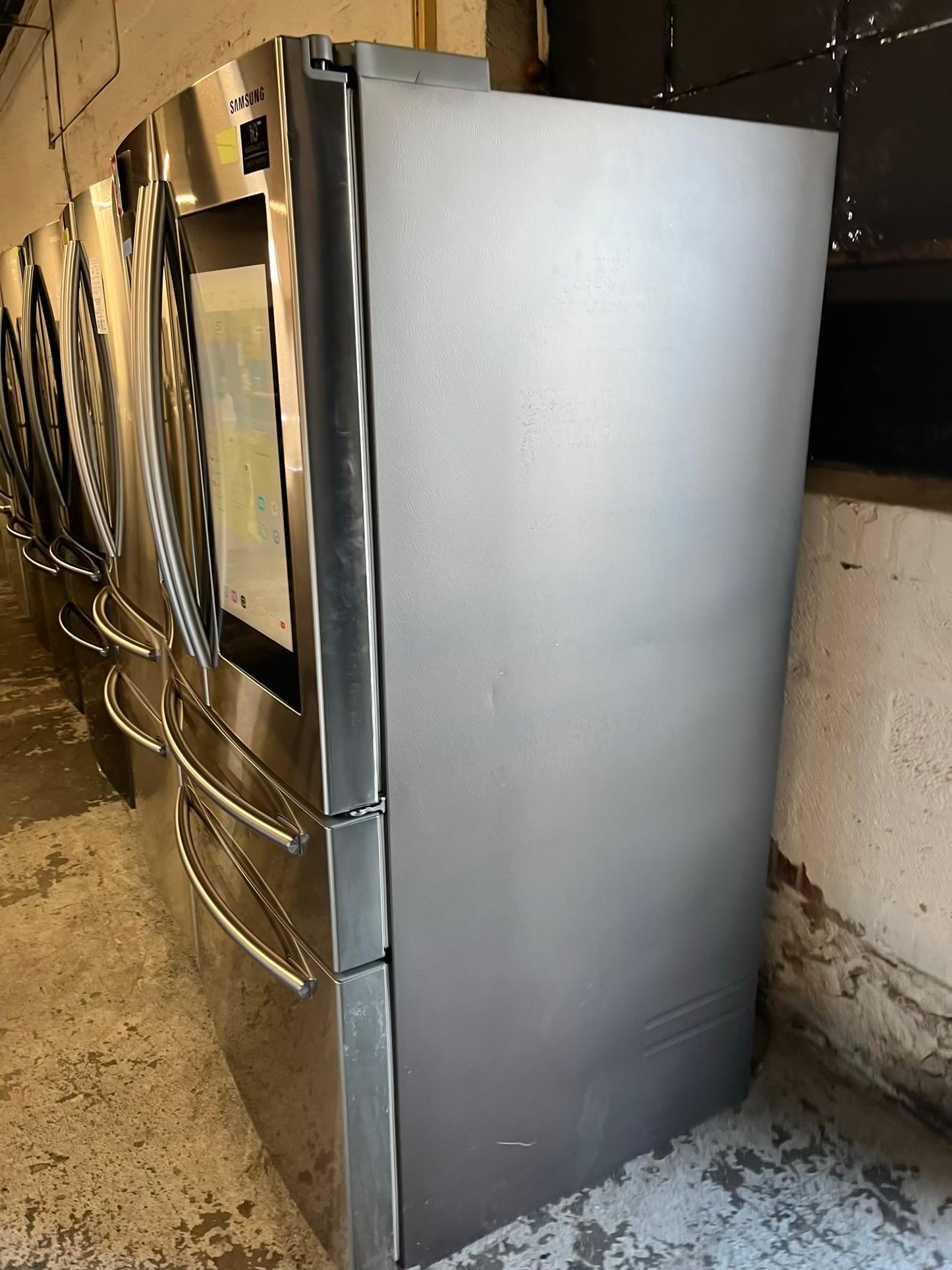 - Samsung four door refrigerator family hub stainless steel w/ice and water dispenser used-refurbished 30” #RF134XB