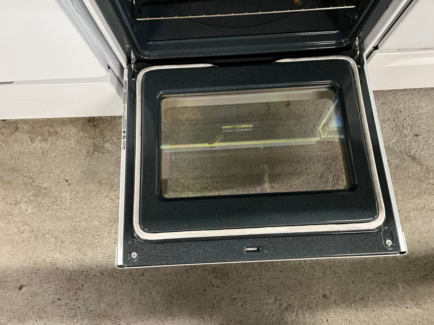 GE electric 220v range 5 burner warm zone bake broil hi/lo self clean in white Refurbished 30" #ER940NB