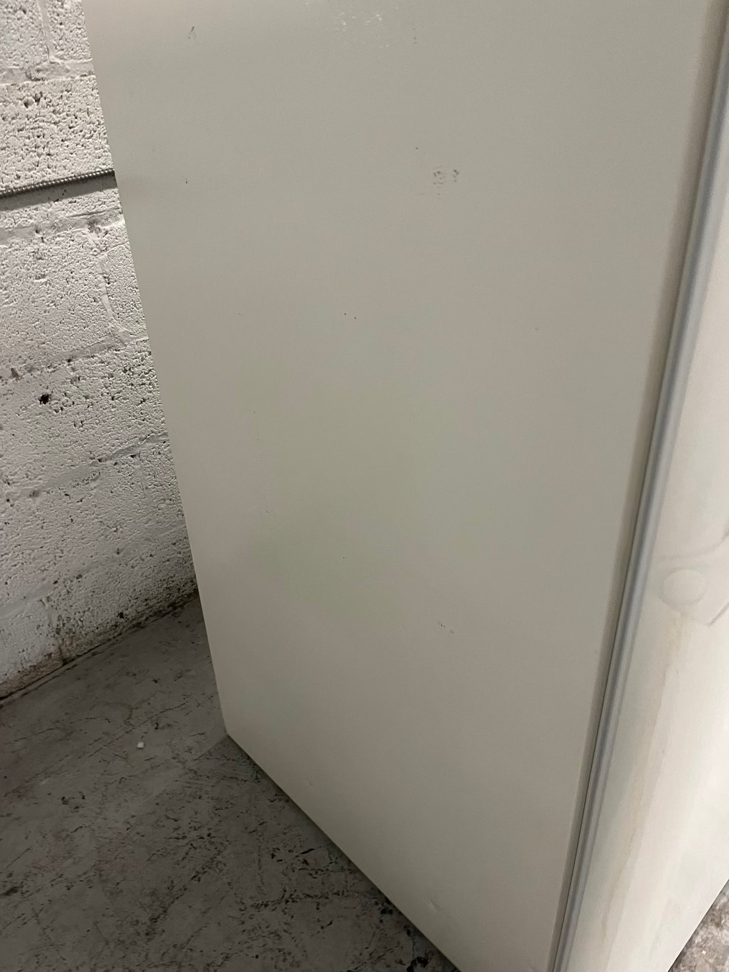 - Hotpoint top freezer refrigerator in white no ice maker 30" #RF903SB