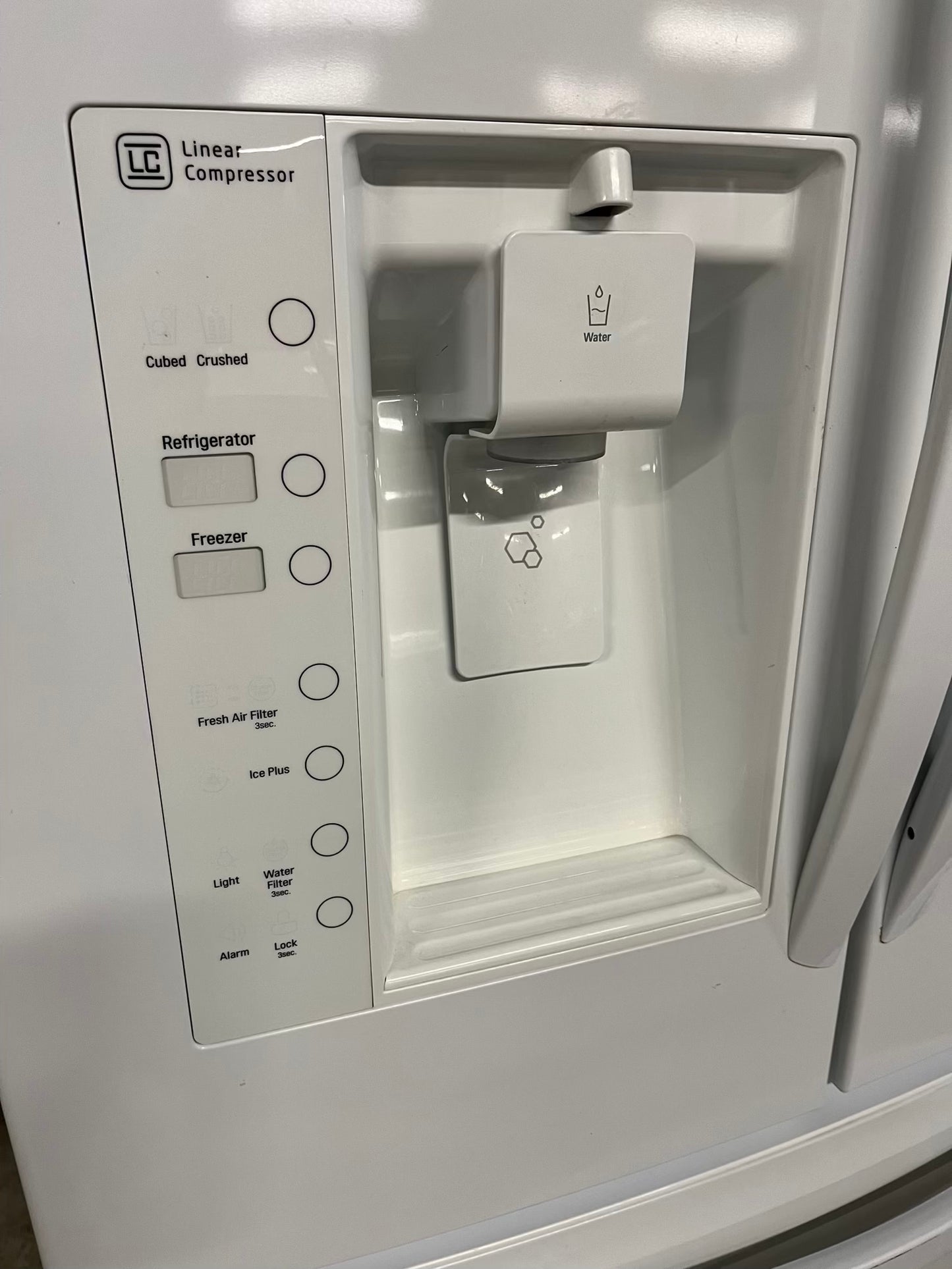 - LG French door Refrigerator in white w/ ice water dispenser 36" #RF518BB