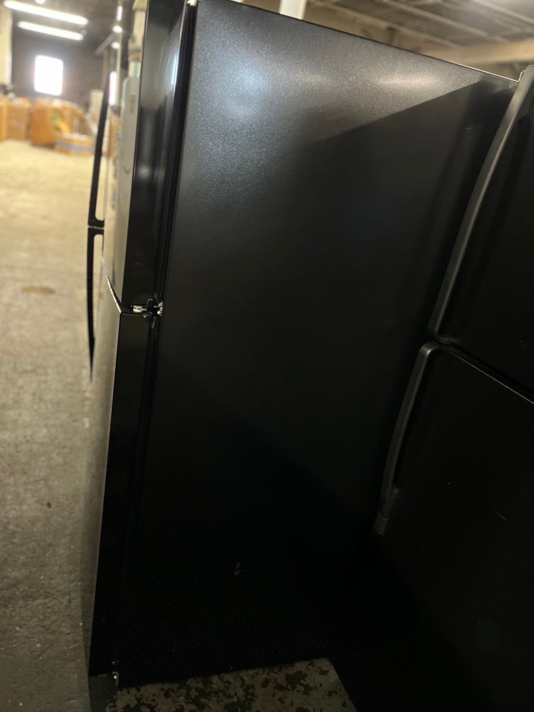 Whirlpool 33” Top freezer fridge black refurbished #RFWH213B