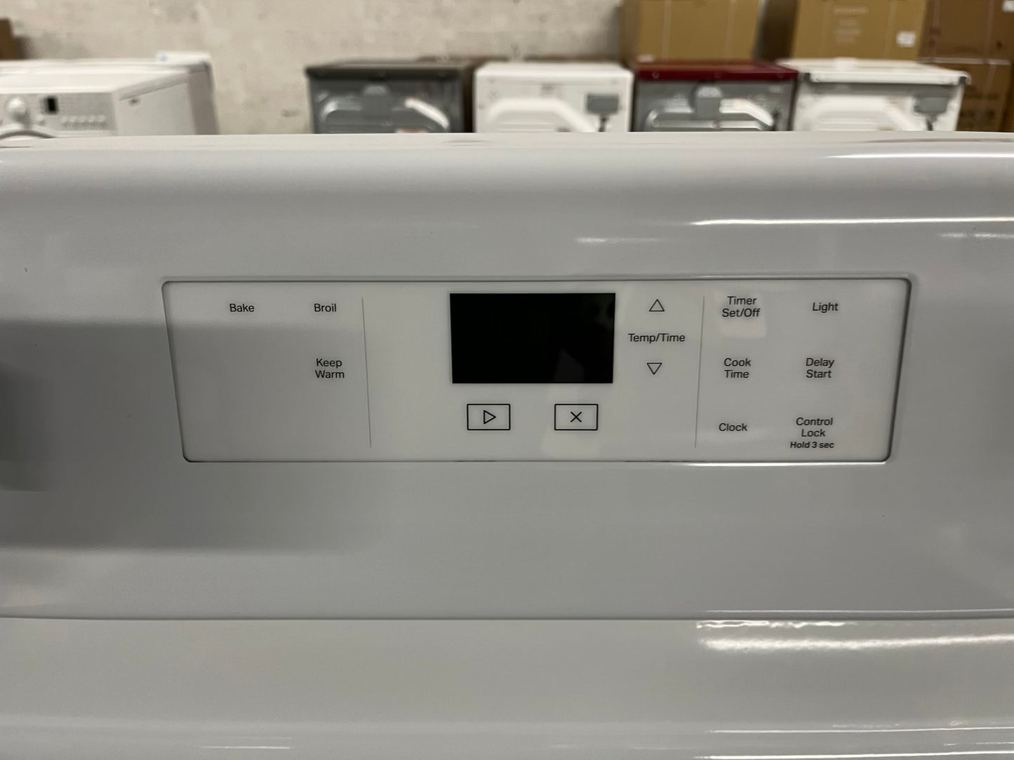Amana electric range 4 burner bake broil in white 30” #RF901YB