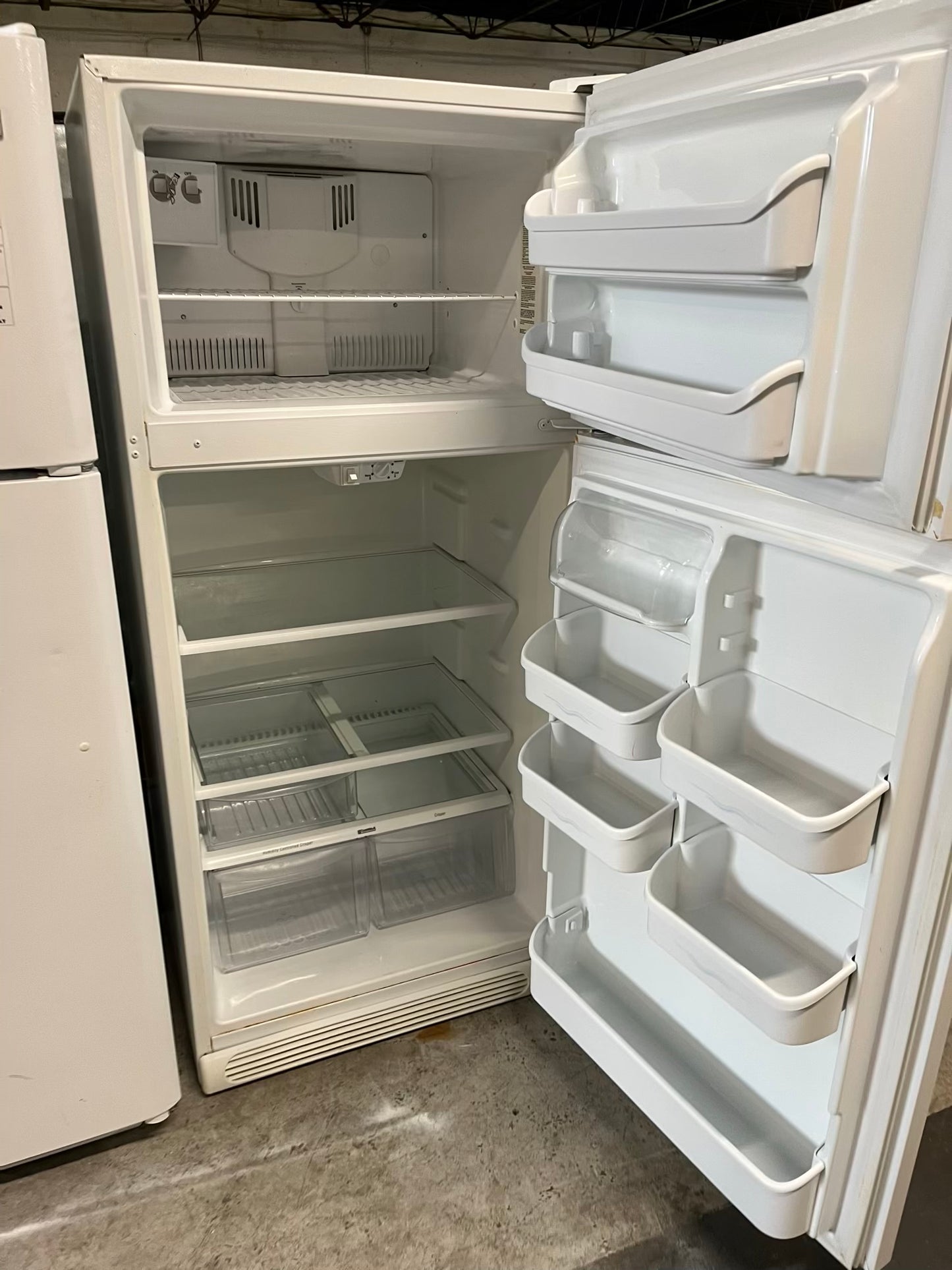 - Kenmore top freezer refrigerator in white 30" ITEM #RF307RB