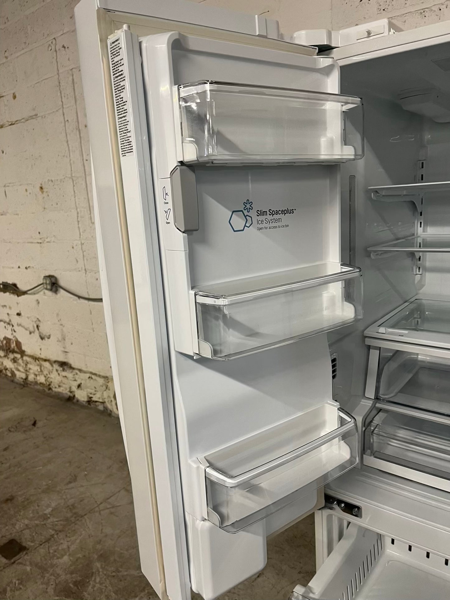 - LG French door Refrigerator in white w/ ice water dispenser 36" #RF518BB
