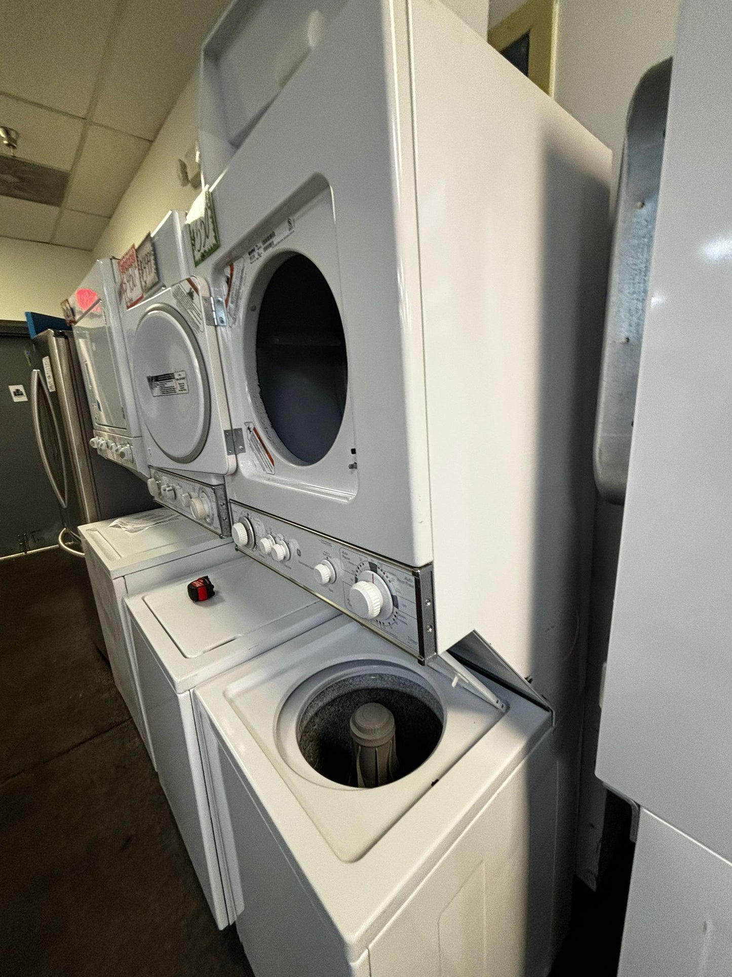 GE laundry center Electric 220v washer & dryer set in white 24" #LC426VL