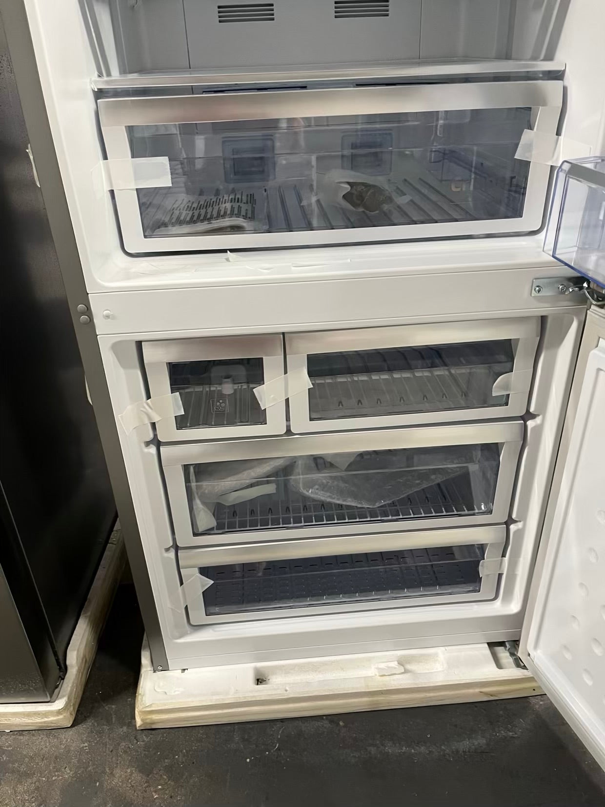 Open Box Beko bottom freezer refrigerator stainless steel w/ ice maker 29" #RF495TB