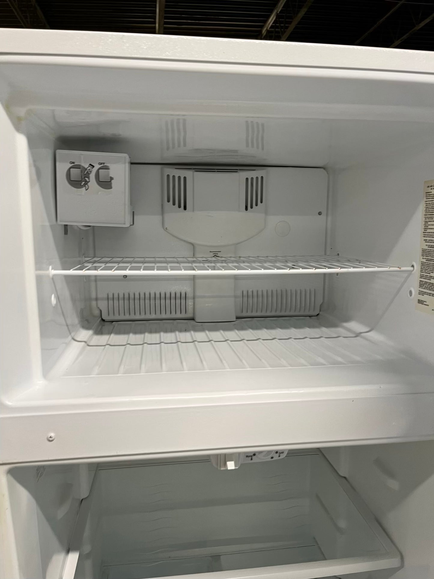 - Kenmore top freezer refrigerator in white 30" ITEM #RF307RB