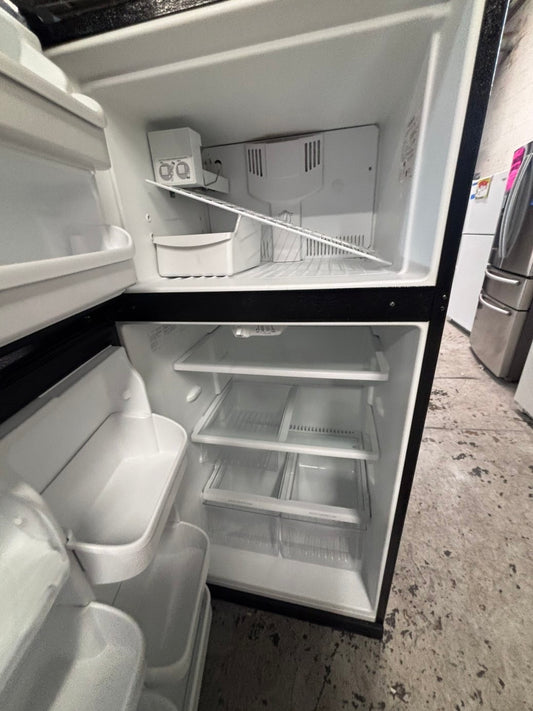 >sale🎈frigidaire 30”18cu.ft -top freezer refrigerator with ice maker black color -used refurbished 30” #FF9876B