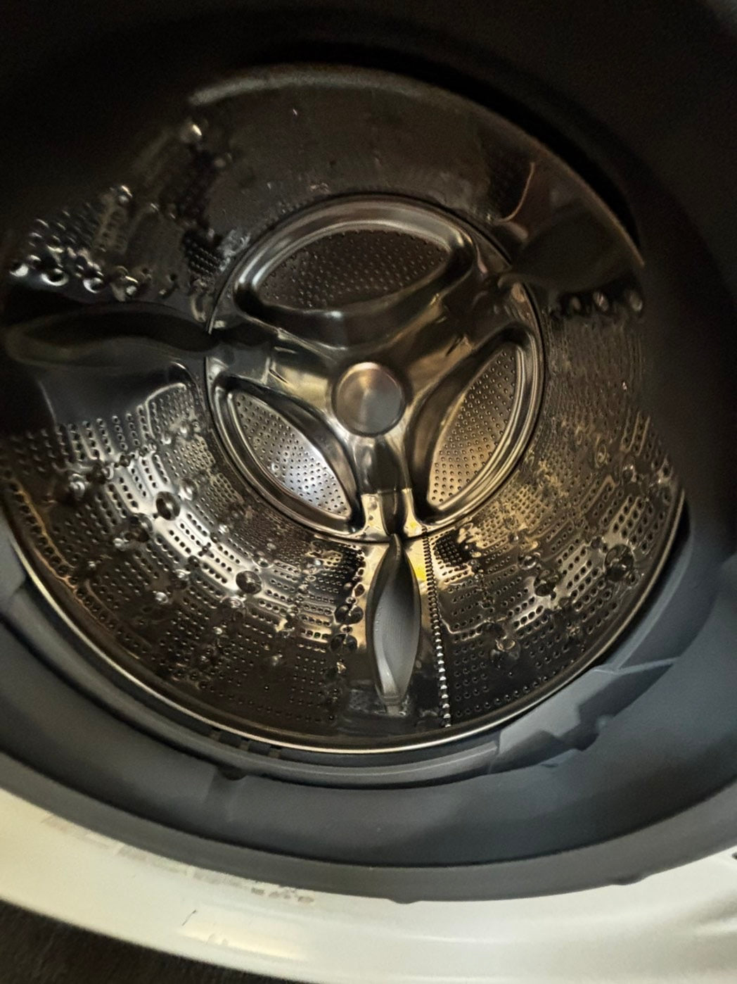 Used-Refurbished LG 27-inch wide, 4.5 cu. ft. capacity front-load washer with steam technology for cleaning and wrinkle removal. Key features include 12 wash cycles, a 1300 RPM max spin speed, NeveRust™ stainless steel drum. #FW4566L