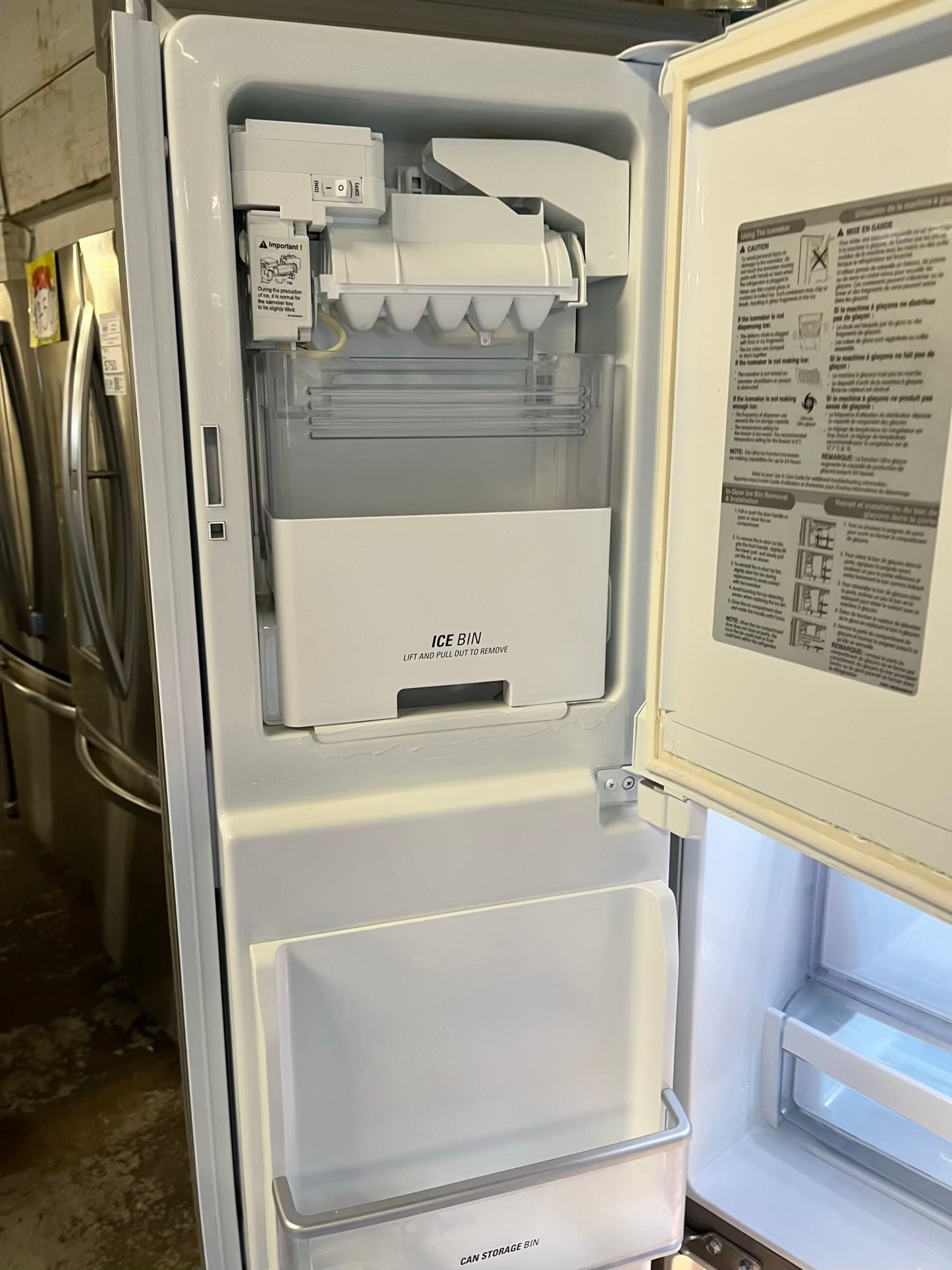 LG french door refrigerator stainless steel w/water & ice dispenser 33" ITEM #RF200NB