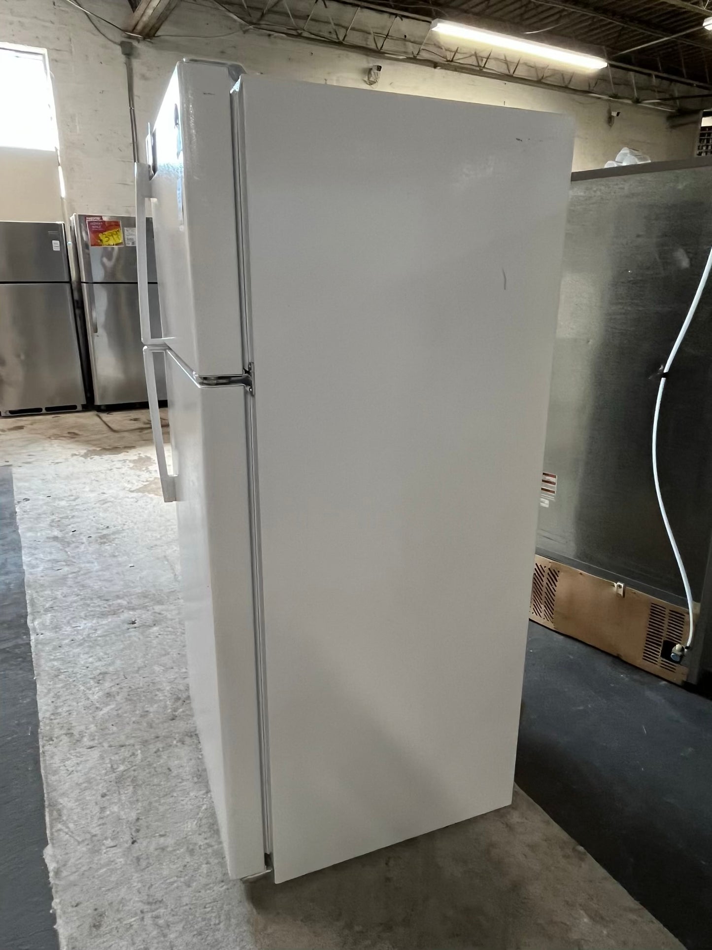 - GE top freezer refrigerator in white 28" ITEM #RF308TB
