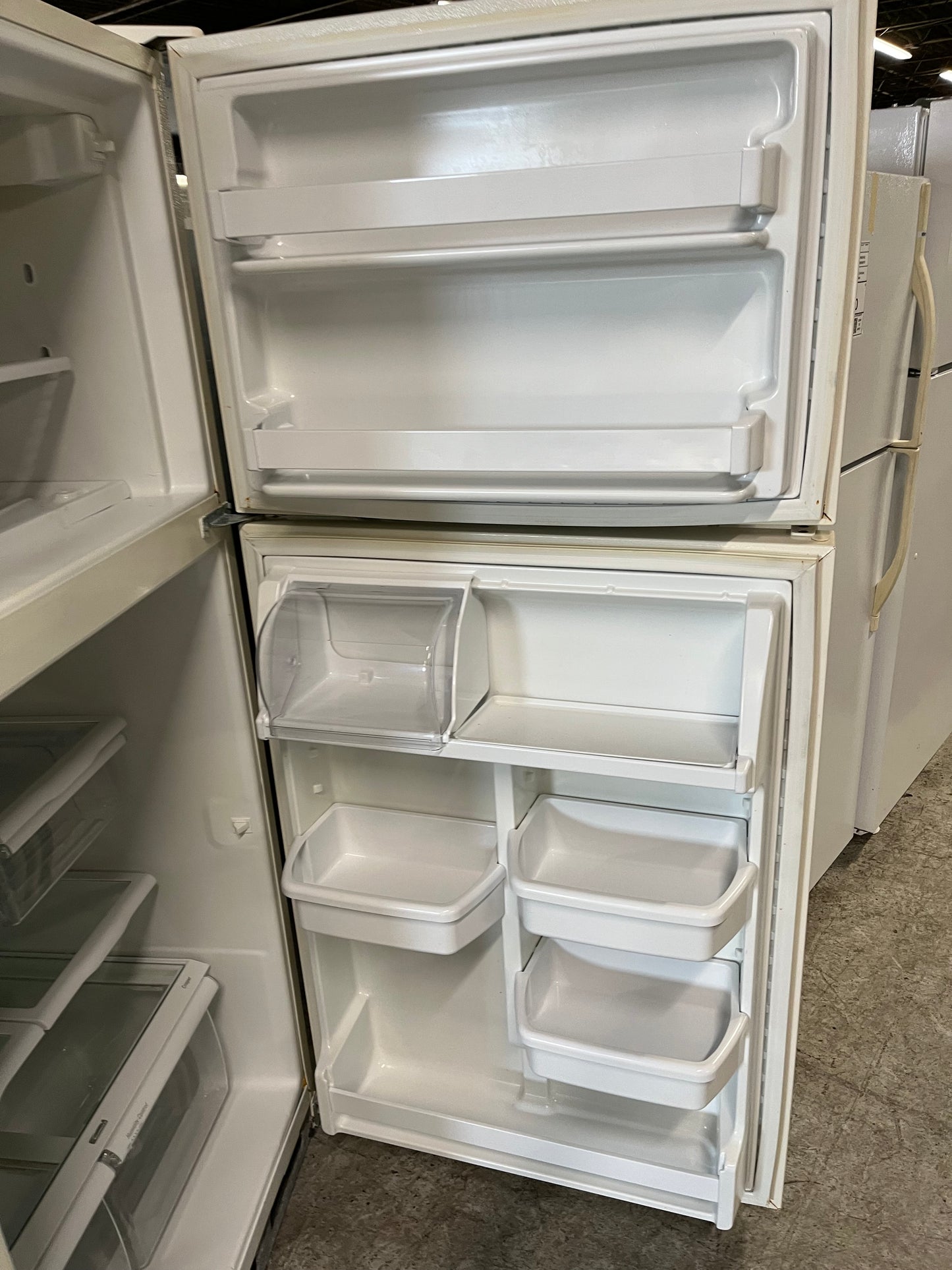 - Kenmore Top freezer refrigerator in bisque 30" #RF891DB Refurbished