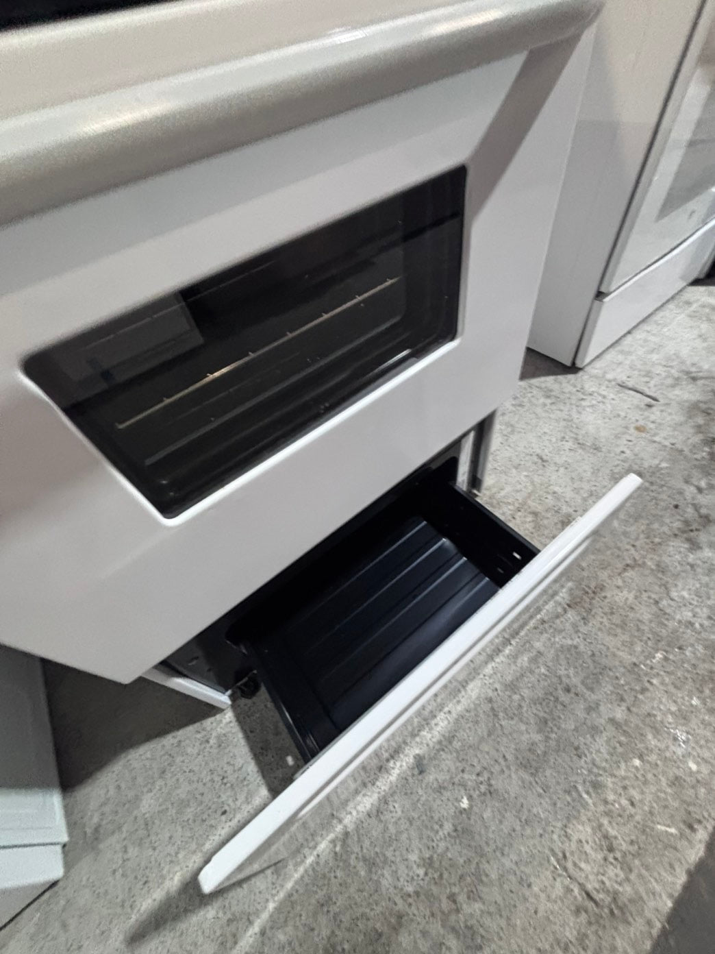 >*frigidaire white electric coil top range coil 220v bake /Broil 4 burner used-Refurbished great condition 30" #ESTP55B