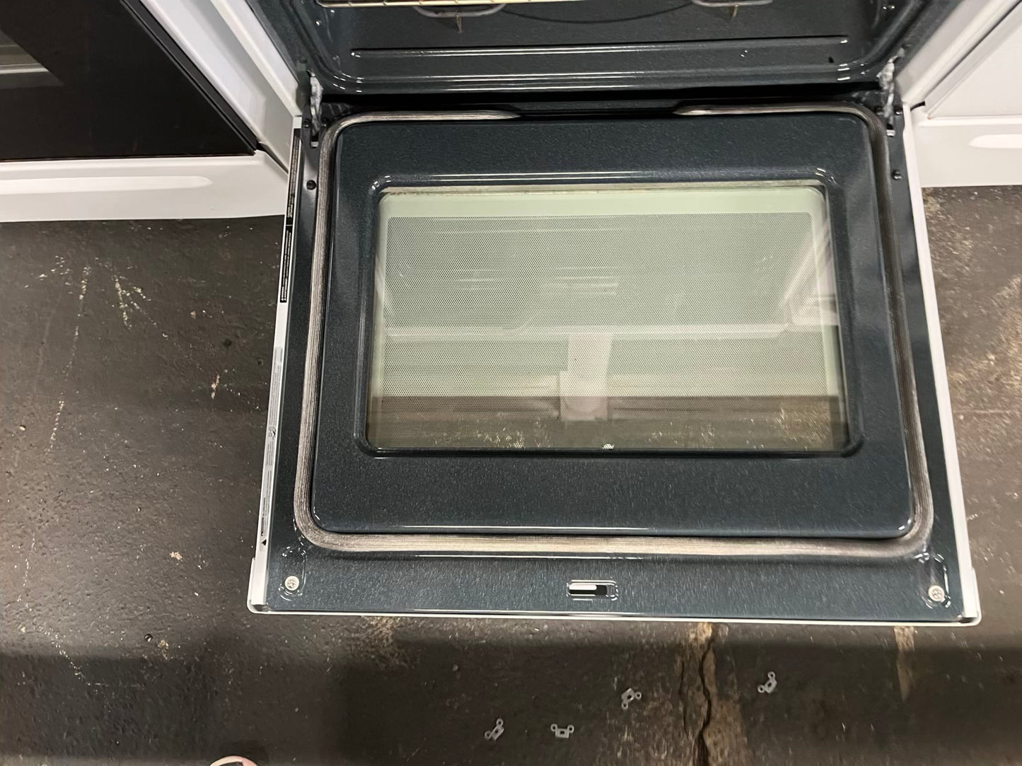 GE electric range 220v 4 burner bake broil hi/lo self clean in white Refurbished 30" #ER186HB