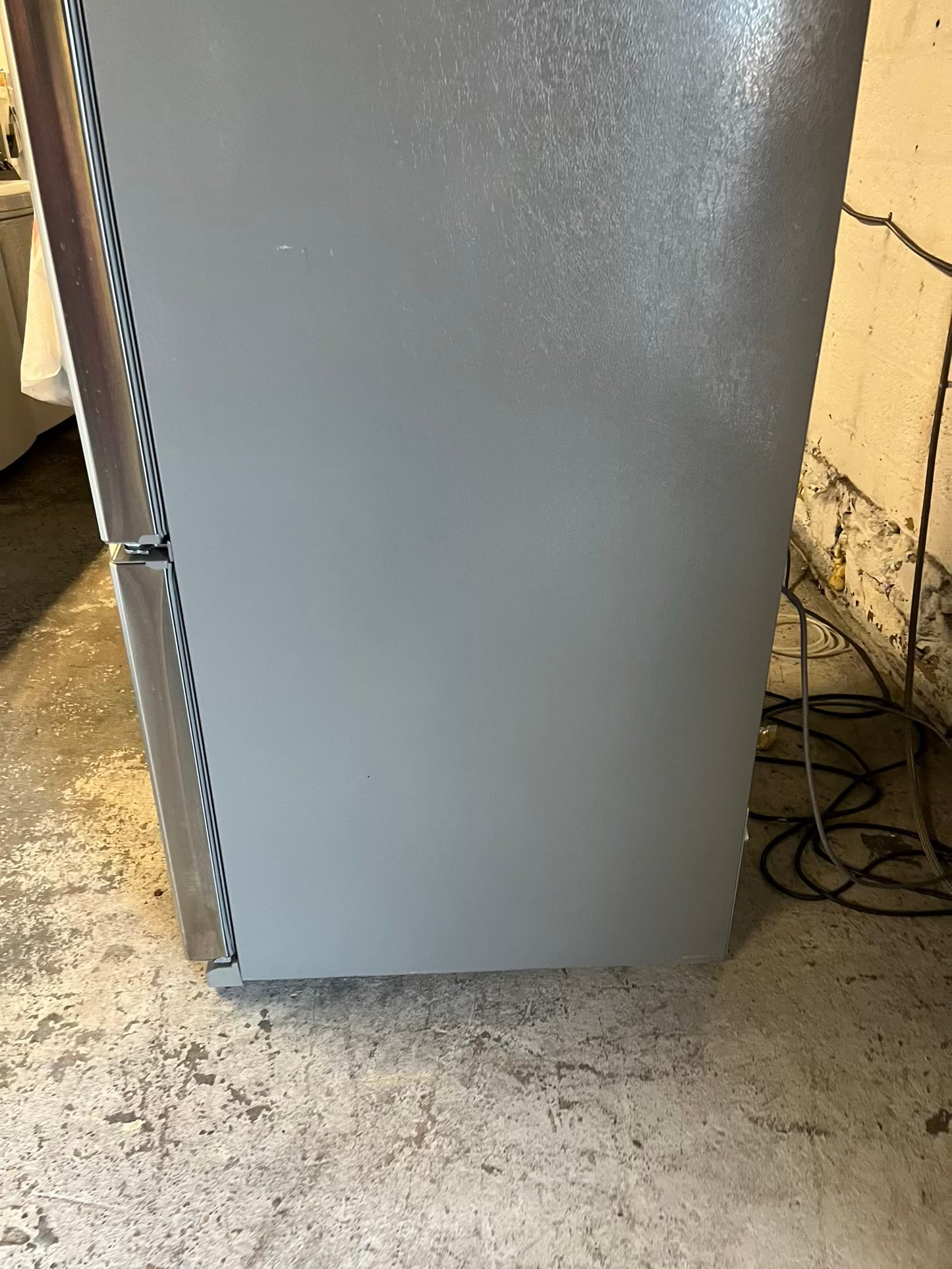 LG french door refrigerator stainless steel w/water & ice dispenser 33" ITEM #RF200NB