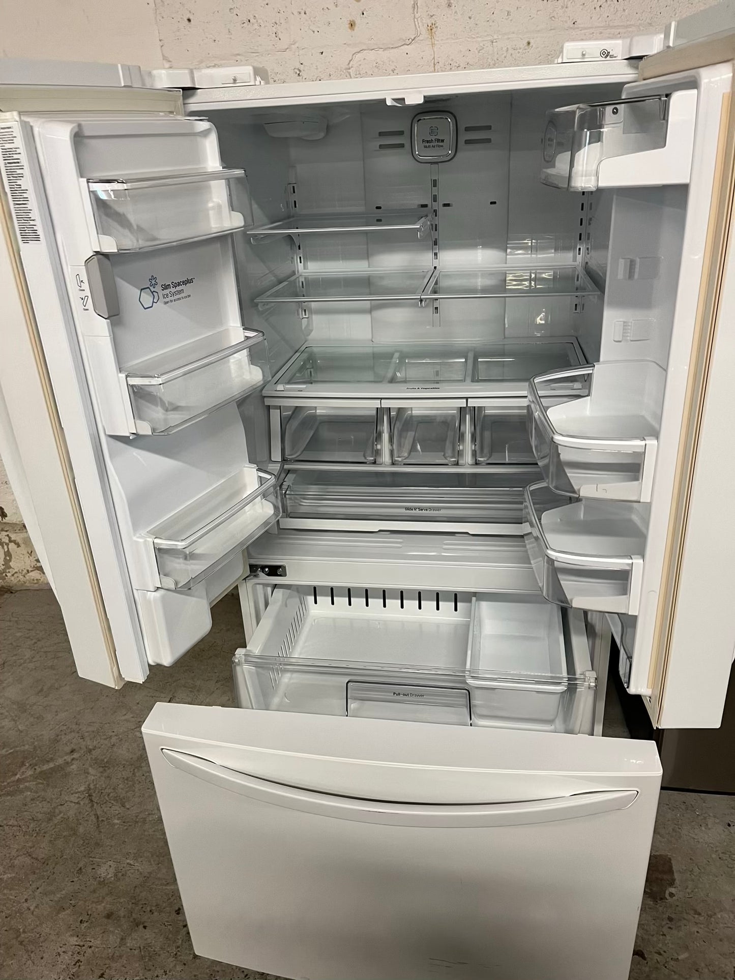 - LG French door Refrigerator in white w/ ice water dispenser 36" #RF518BB